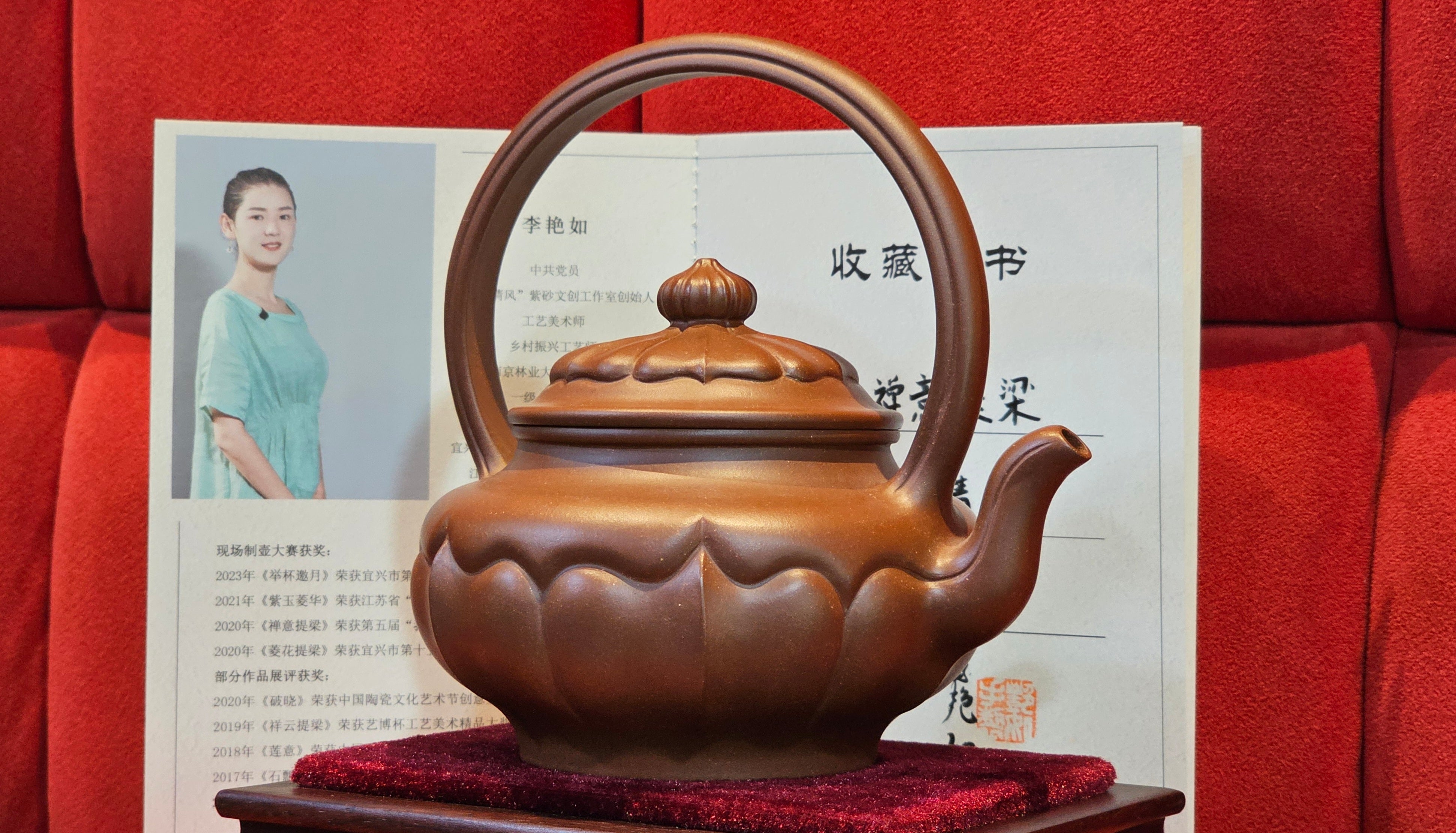 《禅意提梁》"Chan Yi Ti Liang~ Meditative Enlightenment:Top Handle", 493.3ml, ~ Crafted by L3A Master Consummate Artist Li Yan Ru 李艳如。