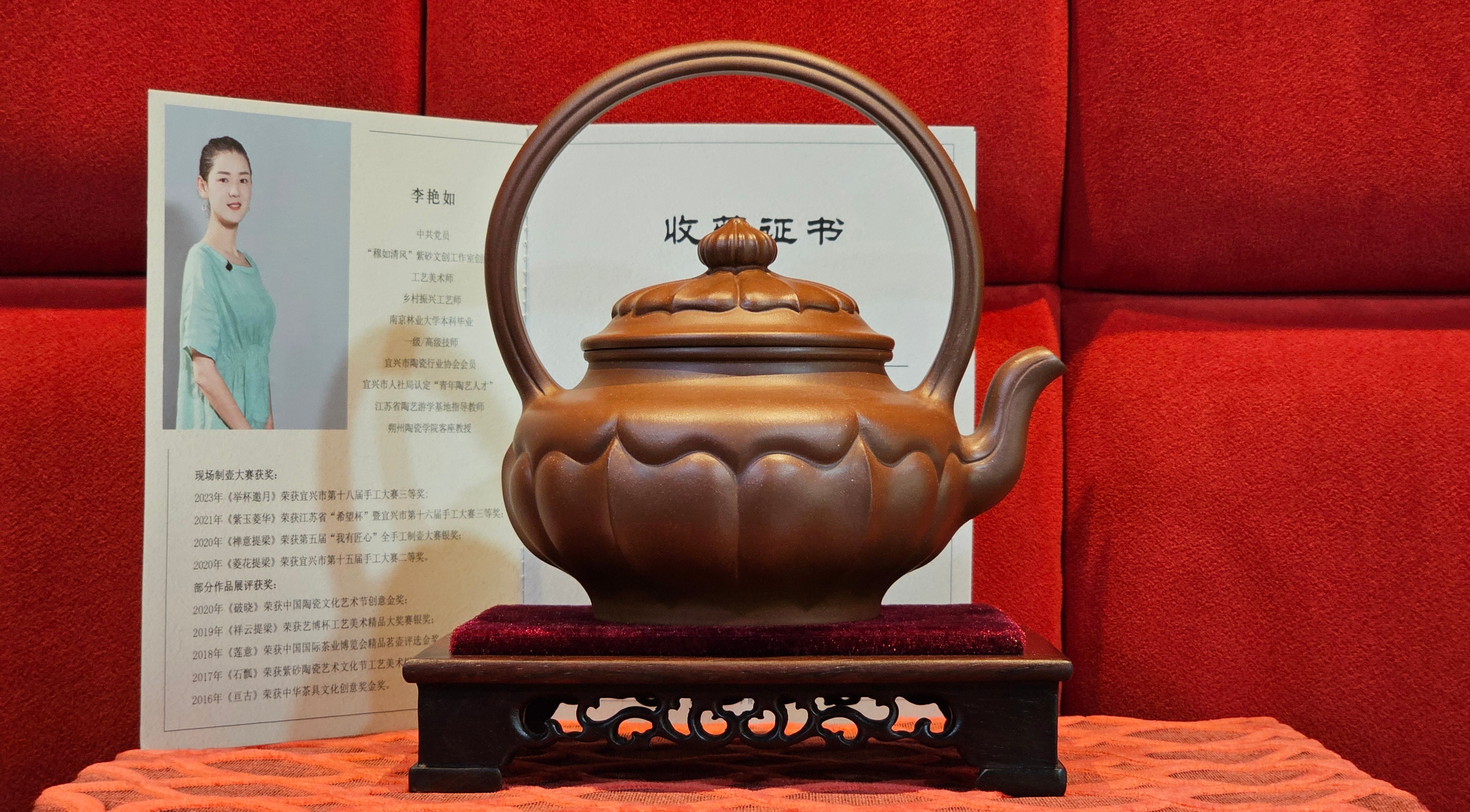 《禅意提梁》"Chan Yi Ti Liang~ Meditative Enlightenment:Top Handle", 493.3ml, ~ Crafted by L3A Master Consummate Artist Li Yan Ru 李艳如。