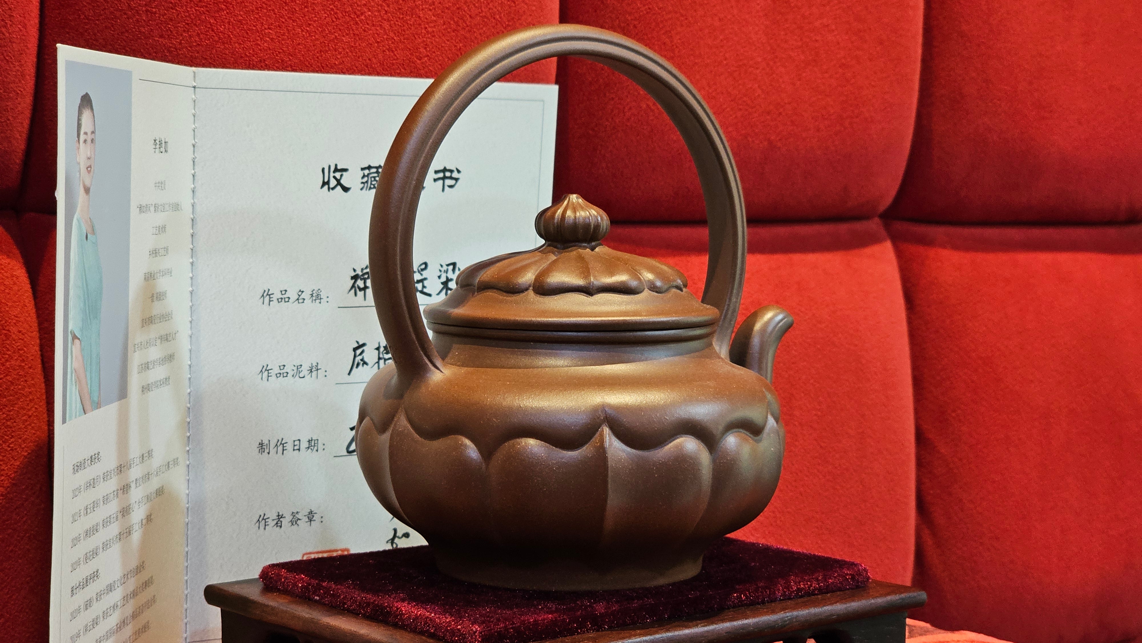 《禅意提梁》"Chan Yi Ti Liang~ Meditative Enlightenment:Top Handle", 493.3ml, ~ Crafted by L3A Master Consummate Artist Li Yan Ru 李艳如。