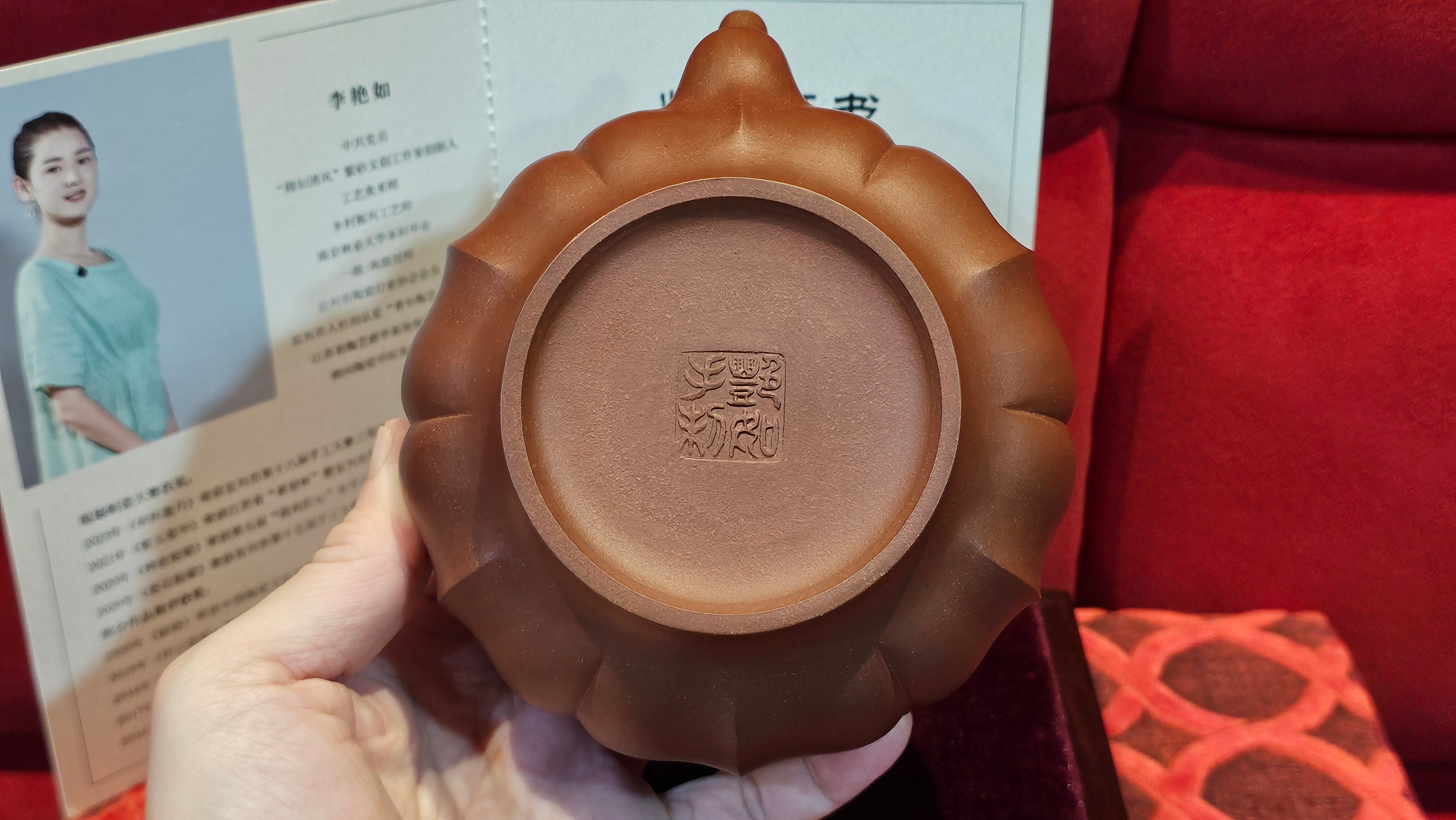 《禅意提梁》"Chan Yi Ti Liang~ Meditative Enlightenment:Top Handle", 493.3ml, ~ Crafted by L3A Master Consummate Artist Li Yan Ru 李艳如。