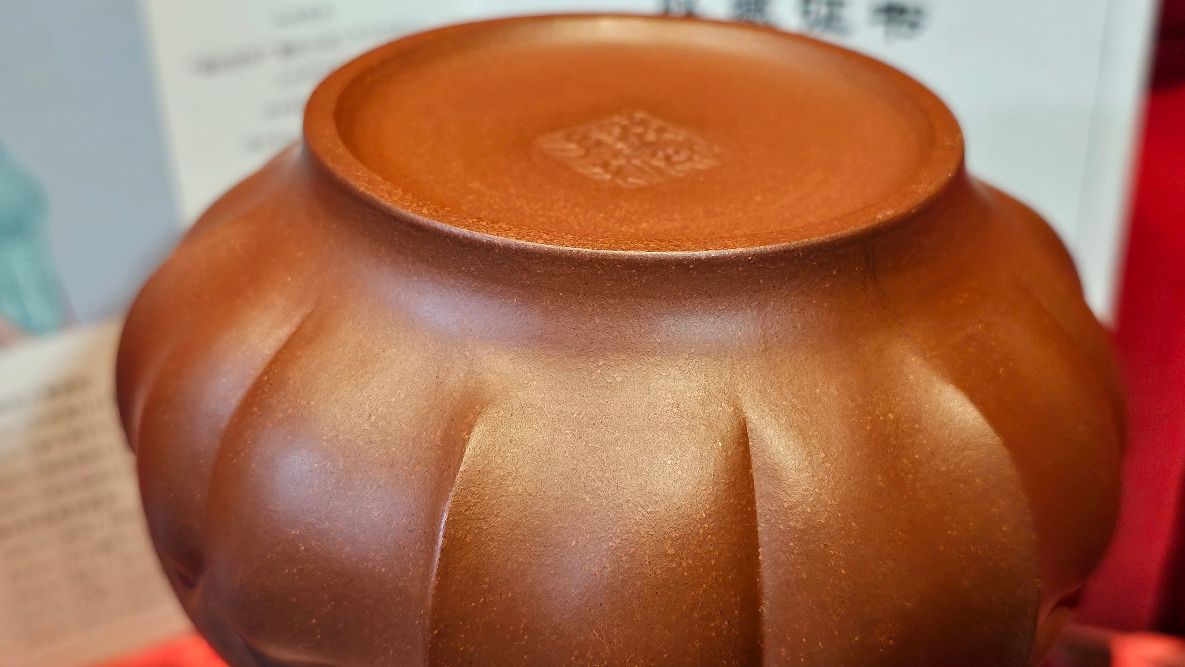 《禅意提梁》"Chan Yi Ti Liang~ Meditative Enlightenment:Top Handle", 493.3ml, ~ Crafted by L3A Master Consummate Artist Li Yan Ru 李艳如。