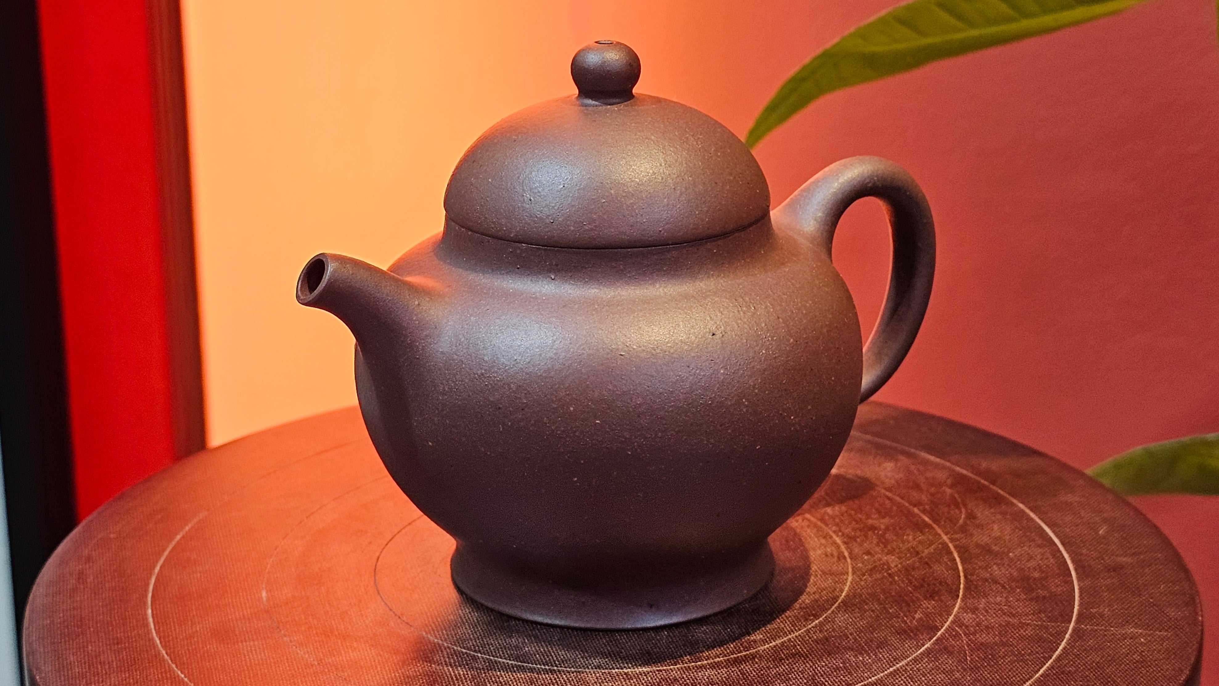 Gao Pan 高番, 136.1ml (very well-weighted bottom, stable!), Zi Ni (Low Sieve Count) 紫泥(低目数), by our Craftsman Fan Xiao Zhi 范小智 ~!Congratulations to!Ms N.S., 1608hrs 24th Sept 2025, Los Angeles, CA!