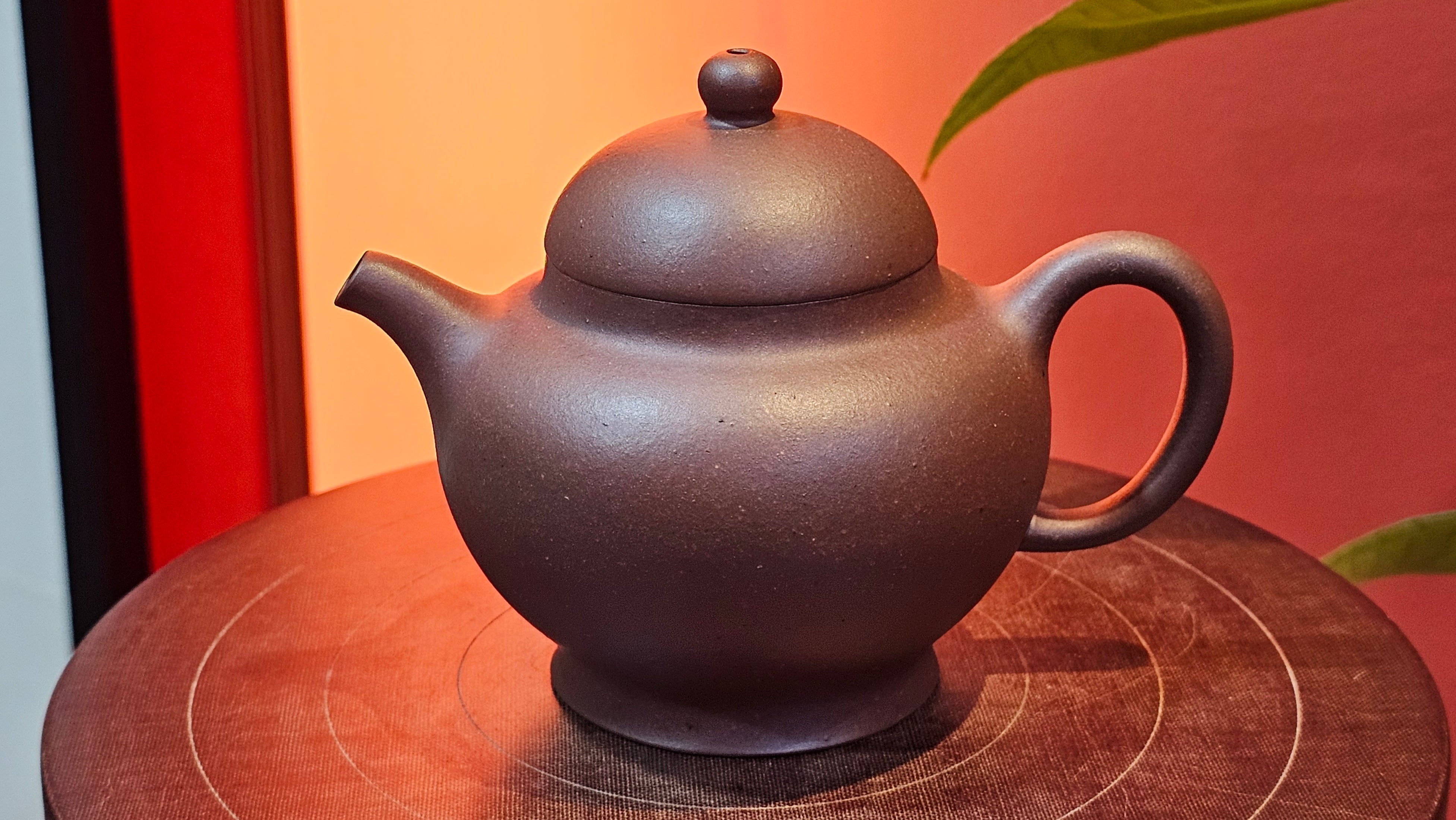 Gao Pan 高番, 136.1ml (very well-weighted bottom, stable!), Zi Ni (Low Sieve Count) 紫泥(低目数), by our Craftsman Fan Xiao Zhi 范小智 ~!Congratulations to!Ms N.S., 1608hrs 24th Sept 2025, Los Angeles, CA!