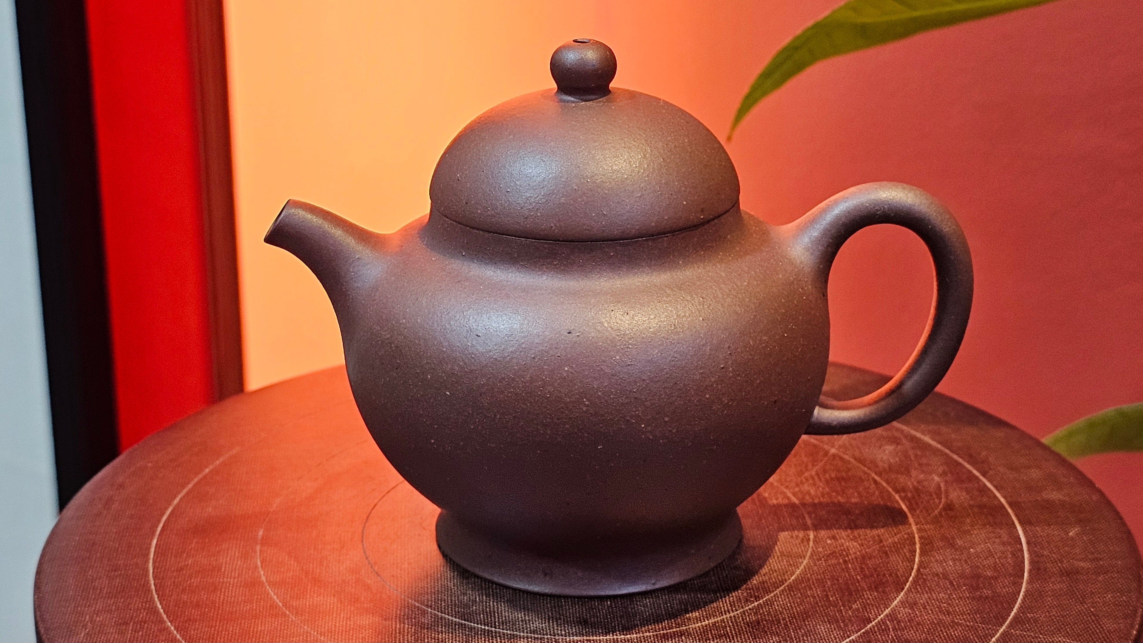 Gao Pan 高番, 136.1ml (very well-weighted bottom, stable!), Zi Ni (Low Sieve Count) 紫泥(低目数), by our Craftsman Fan Xiao Zhi 范小智 ~!Congratulations to!Ms N.S., 1608hrs 24th Sept 2025, Los Angeles, CA!