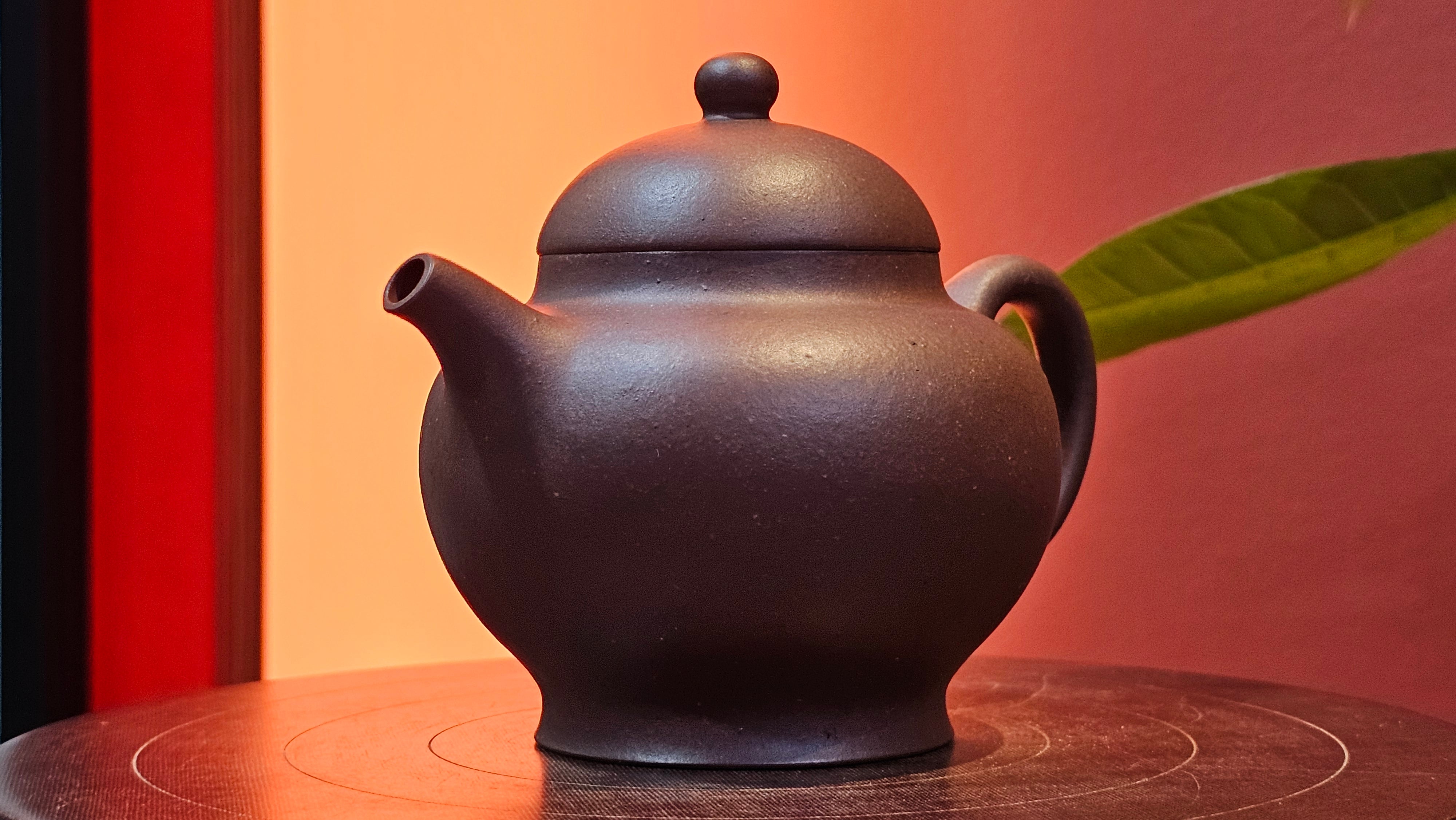 Gao Pan 高番, 136.1ml (very well-weighted bottom, stable!), Zi Ni (Low Sieve Count) 紫泥(低目数), by our Craftsman Fan Xiao Zhi 范小智 ~!Congratulations to!Ms N.S., 1608hrs 24th Sept 2025, Los Angeles, CA!