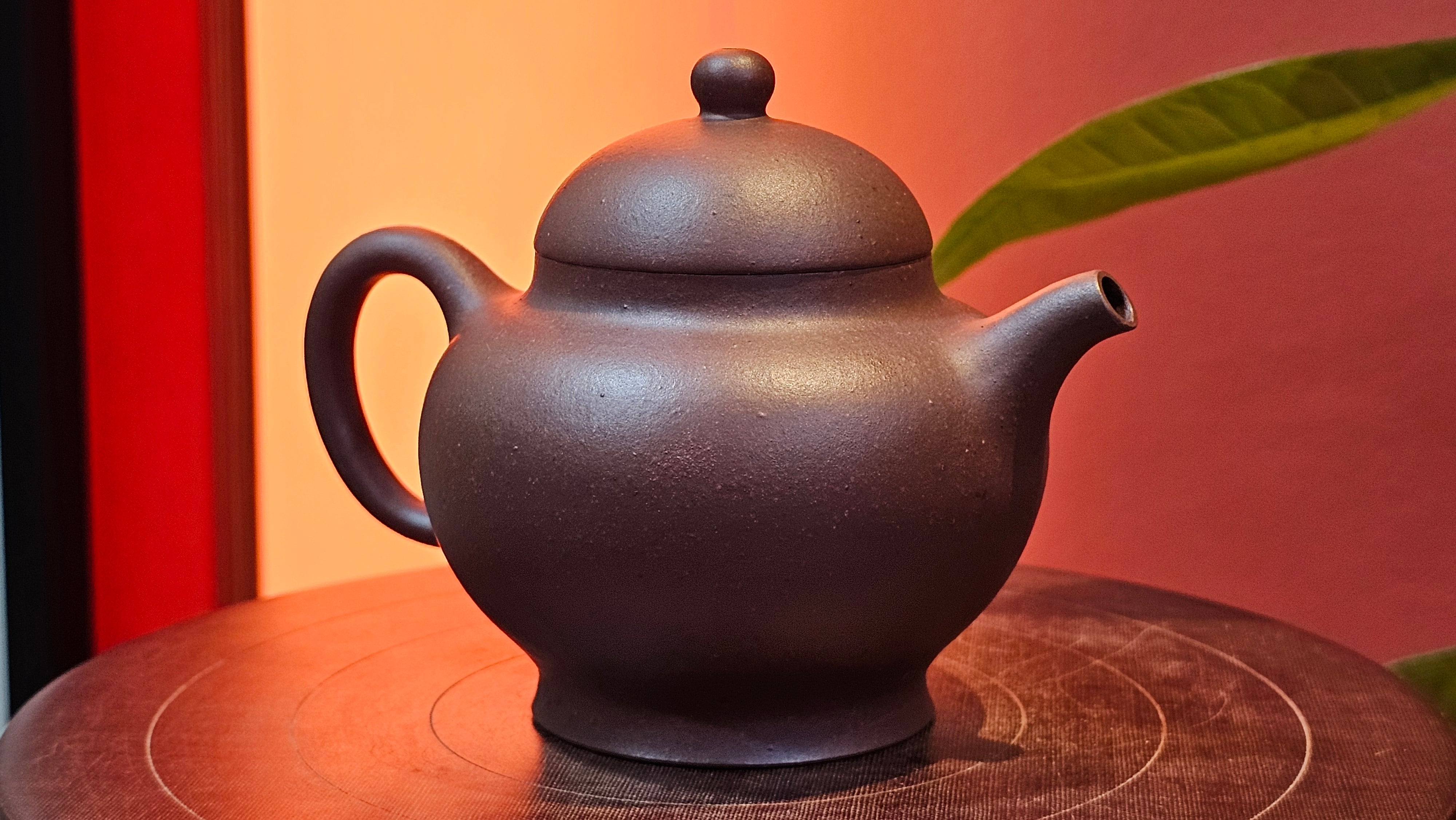 Gao Pan 高番, 136.1ml (very well-weighted bottom, stable!), Zi Ni (Low Sieve Count) 紫泥(低目数), by our Craftsman Fan Xiao Zhi 范小智 ~!Congratulations to!Ms N.S., 1608hrs 24th Sept 2025, Los Angeles, CA!