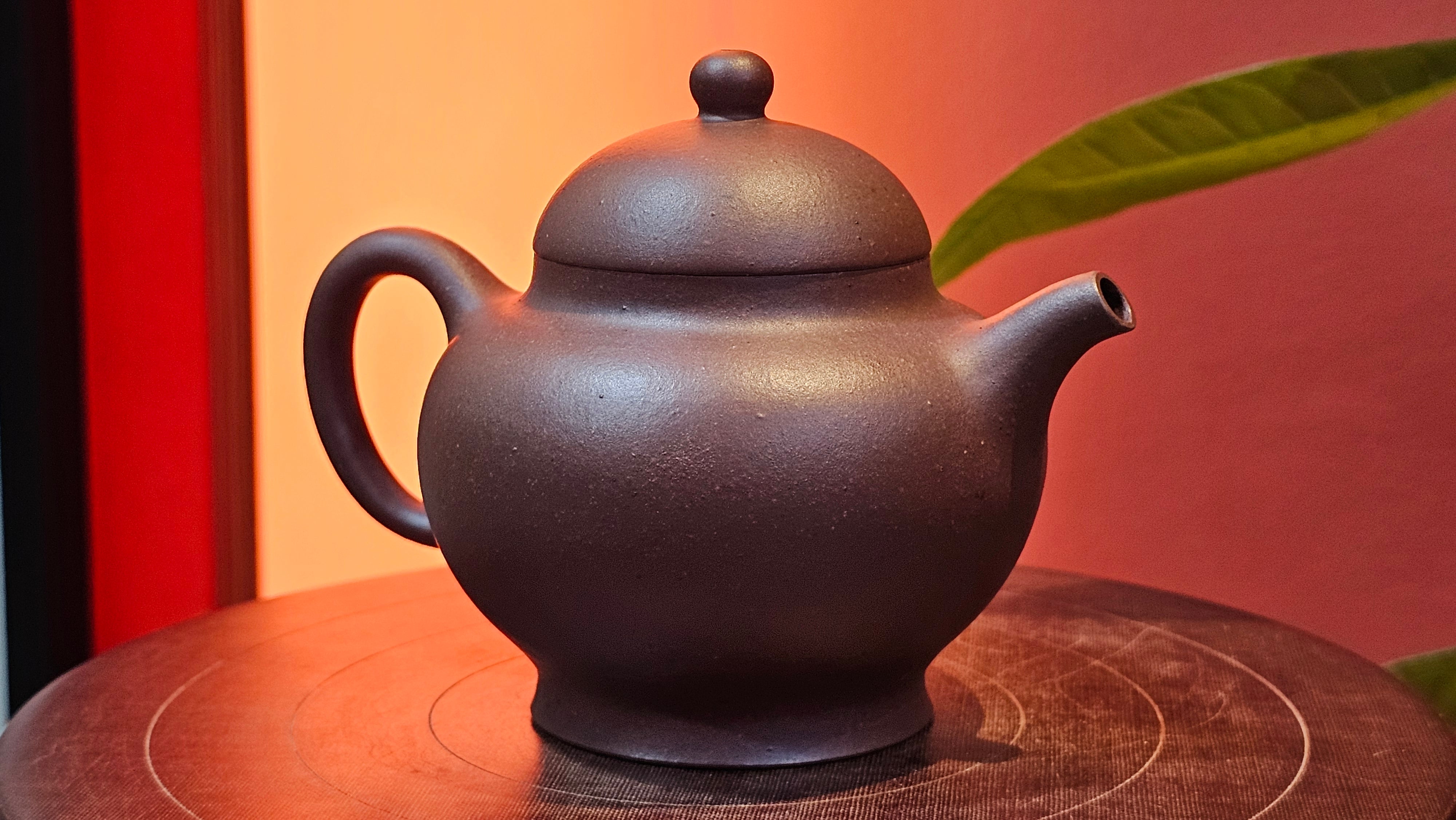 Gao Pan 高番, 136.1ml (very well-weighted bottom, stable!), Zi Ni (Low Sieve Count) 紫泥(低目数), by our Craftsman Fan Xiao Zhi 范小智 ~!Congratulations to!Ms N.S., 1608hrs 24th Sept 2025, Los Angeles, CA!