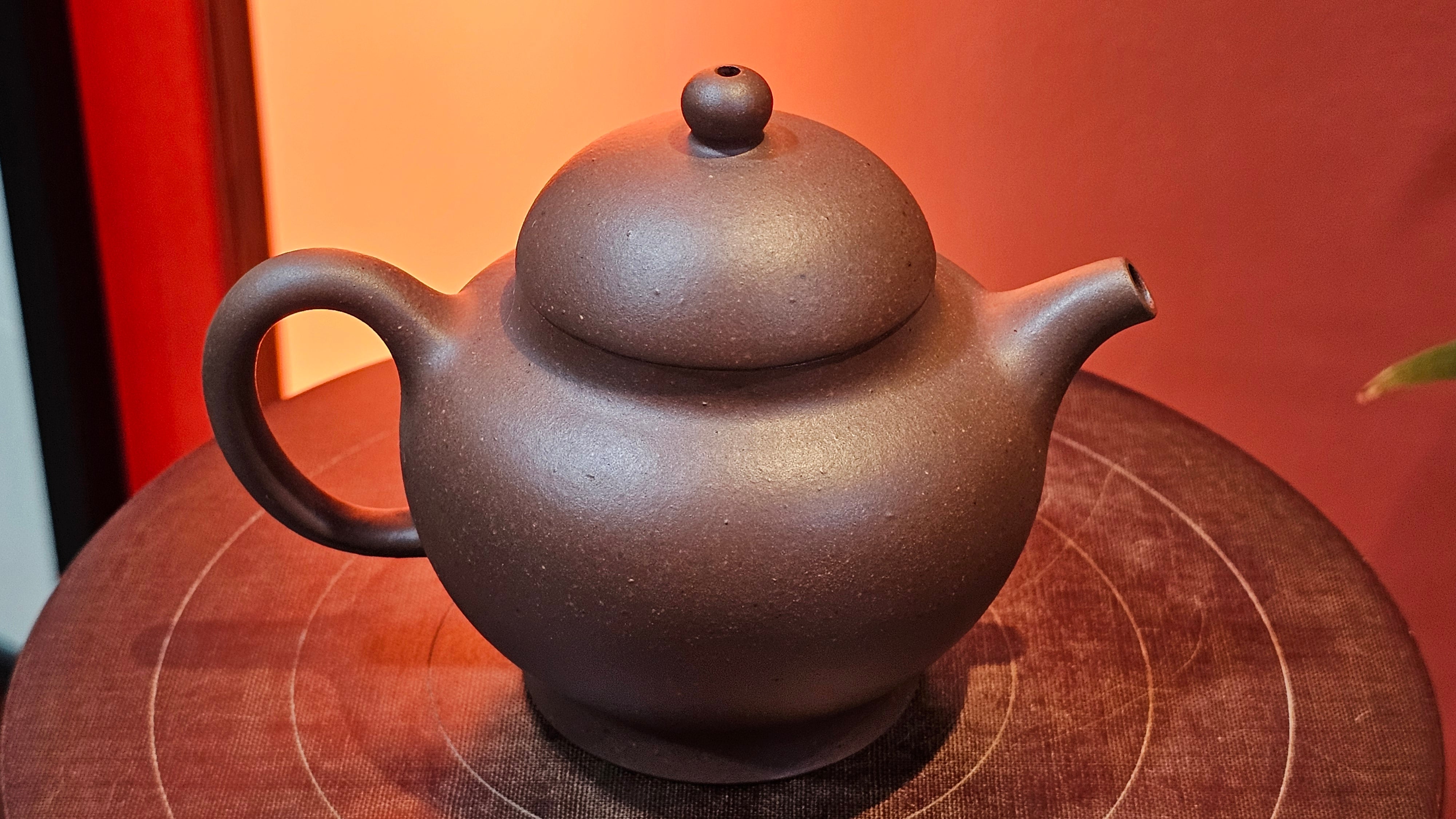 Gao Pan 高番, 136.1ml (very well-weighted bottom, stable!), Zi Ni (Low Sieve Count) 紫泥(低目数), by our Craftsman Fan Xiao Zhi 范小智 ~!Congratulations to!Ms N.S., 1608hrs 24th Sept 2025, Los Angeles, CA!