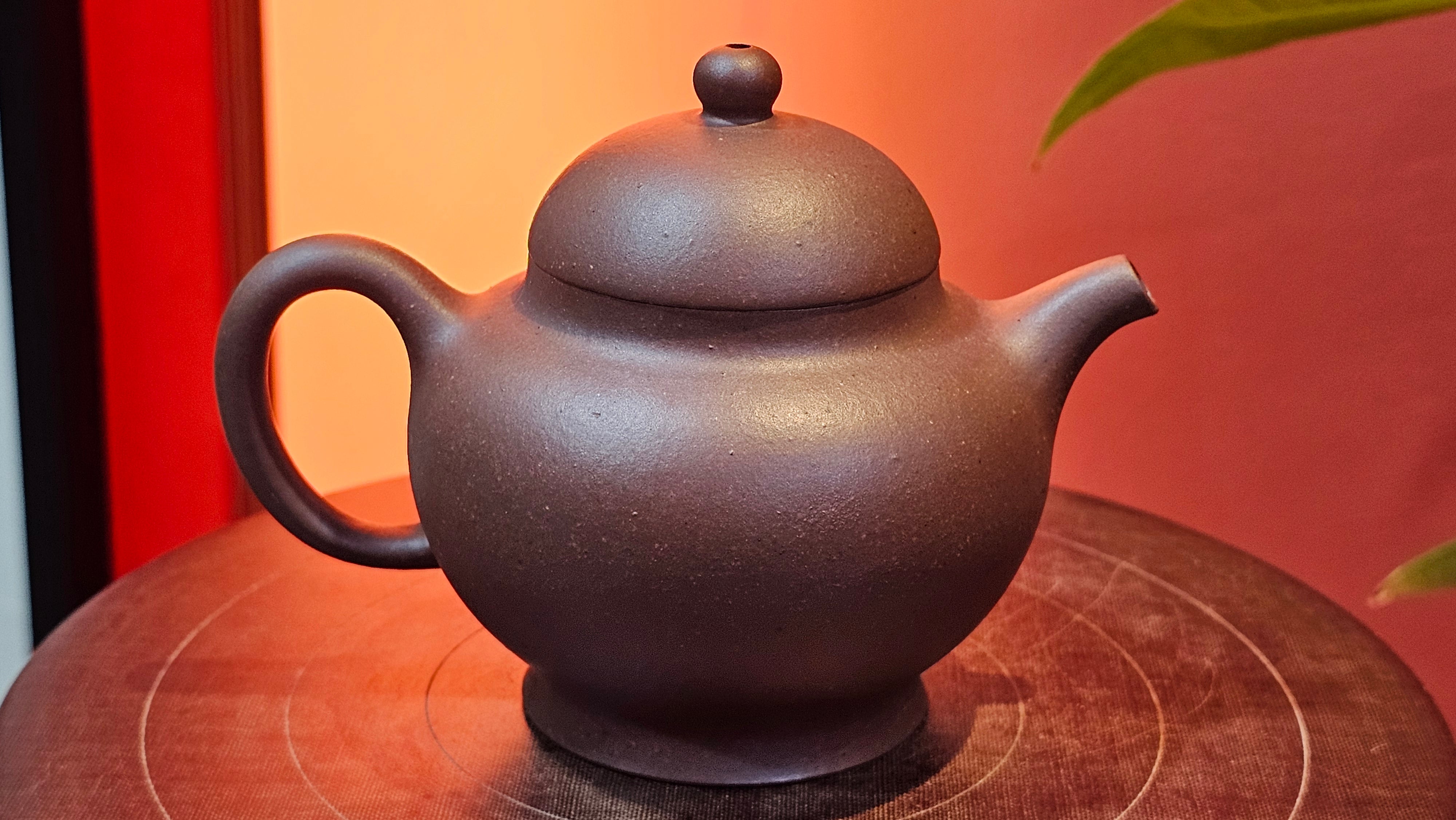 Gao Pan 高番, 136.1ml (very well-weighted bottom, stable!), Zi Ni (Low Sieve Count) 紫泥(低目数), by our Craftsman Fan Xiao Zhi 范小智 ~!Congratulations to!Ms N.S., 1608hrs 24th Sept 2025, Los Angeles, CA!