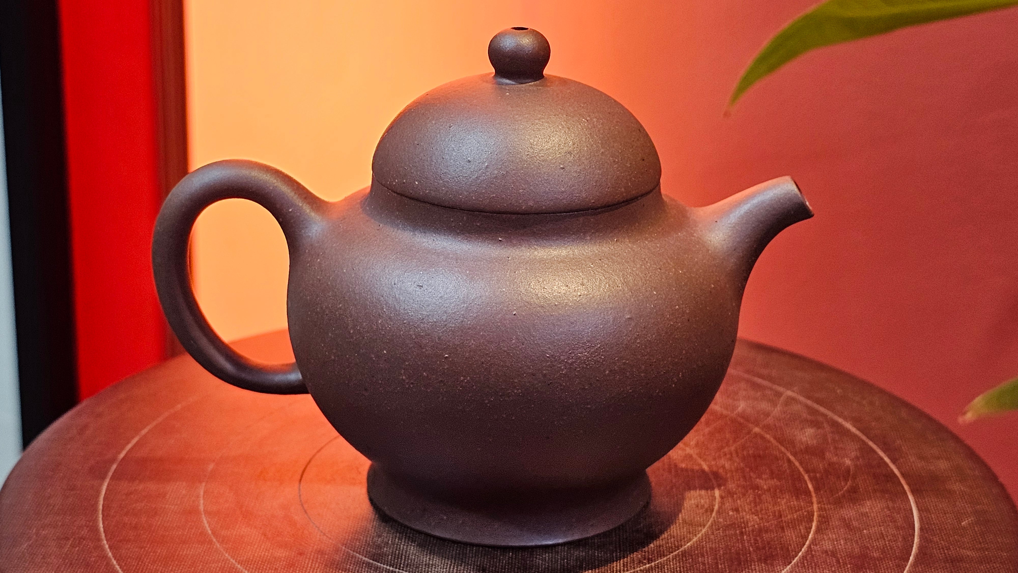 Gao Pan 高番, 136.1ml (very well-weighted bottom, stable!), Zi Ni (Low Sieve Count) 紫泥(低目数), by our Craftsman Fan Xiao Zhi 范小智 ~!Congratulations to!Ms N.S., 1608hrs 24th Sept 2025, Los Angeles, CA!