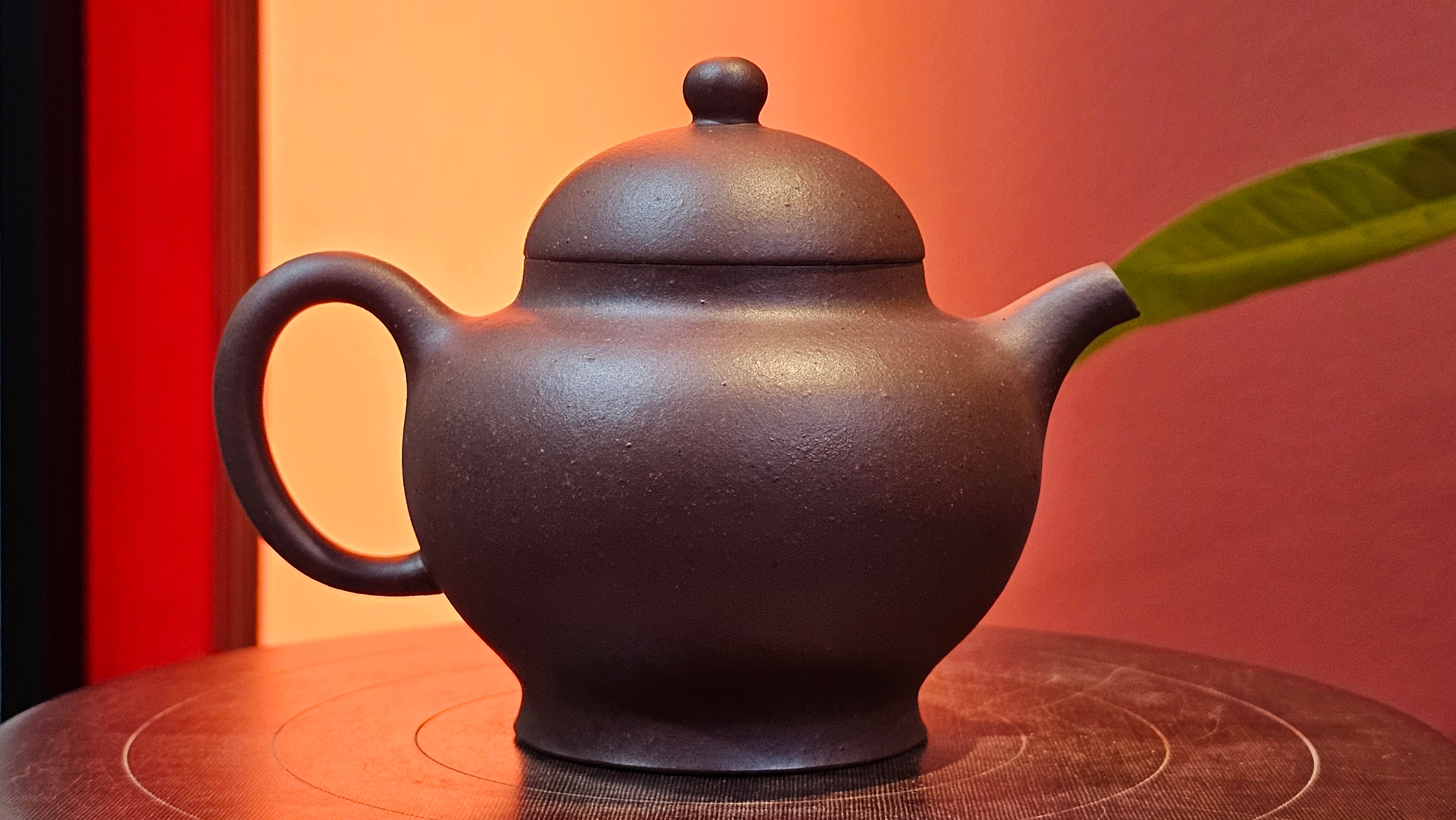 Gao Pan 高番, 136.1ml (very well-weighted bottom, stable!), Zi Ni (Low Sieve Count) 紫泥(低目数), by our Craftsman Fan Xiao Zhi 范小智 ~!Congratulations to!Ms N.S., 1608hrs 24th Sept 2025, Los Angeles, CA!