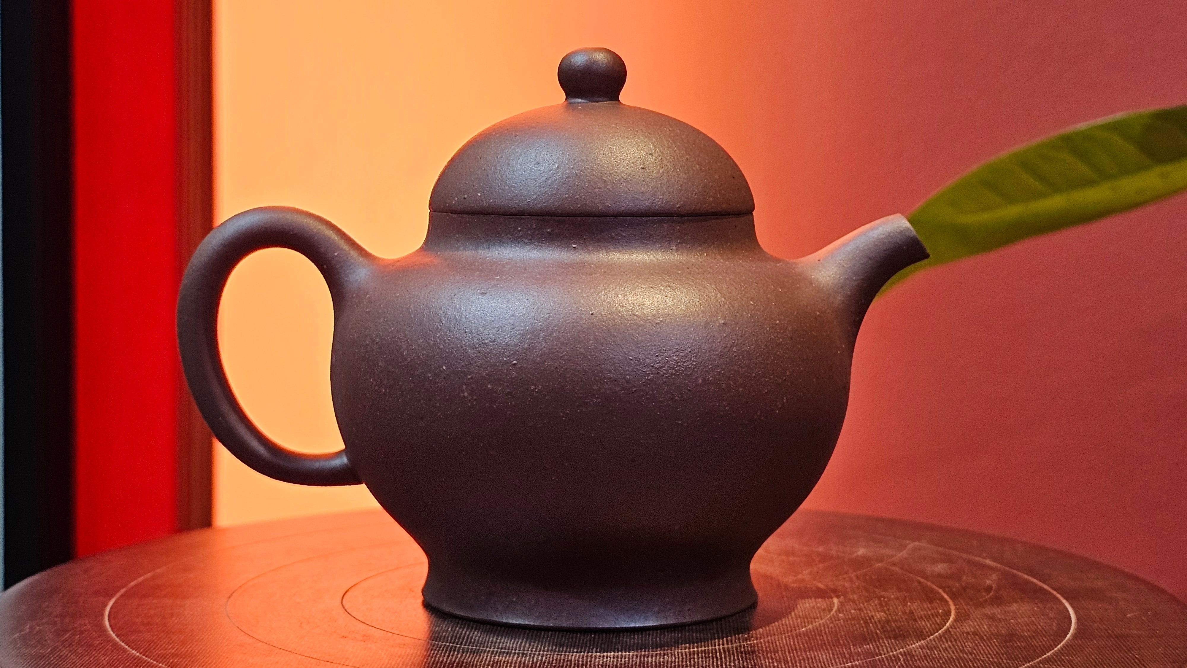 Gao Pan 高番, 136.1ml (very well-weighted bottom, stable!), Zi Ni (Low Sieve Count) 紫泥(低目数), by our Craftsman Fan Xiao Zhi 范小智 ~!Congratulations to!Ms N.S., 1608hrs 24th Sept 2025, Los Angeles, CA!