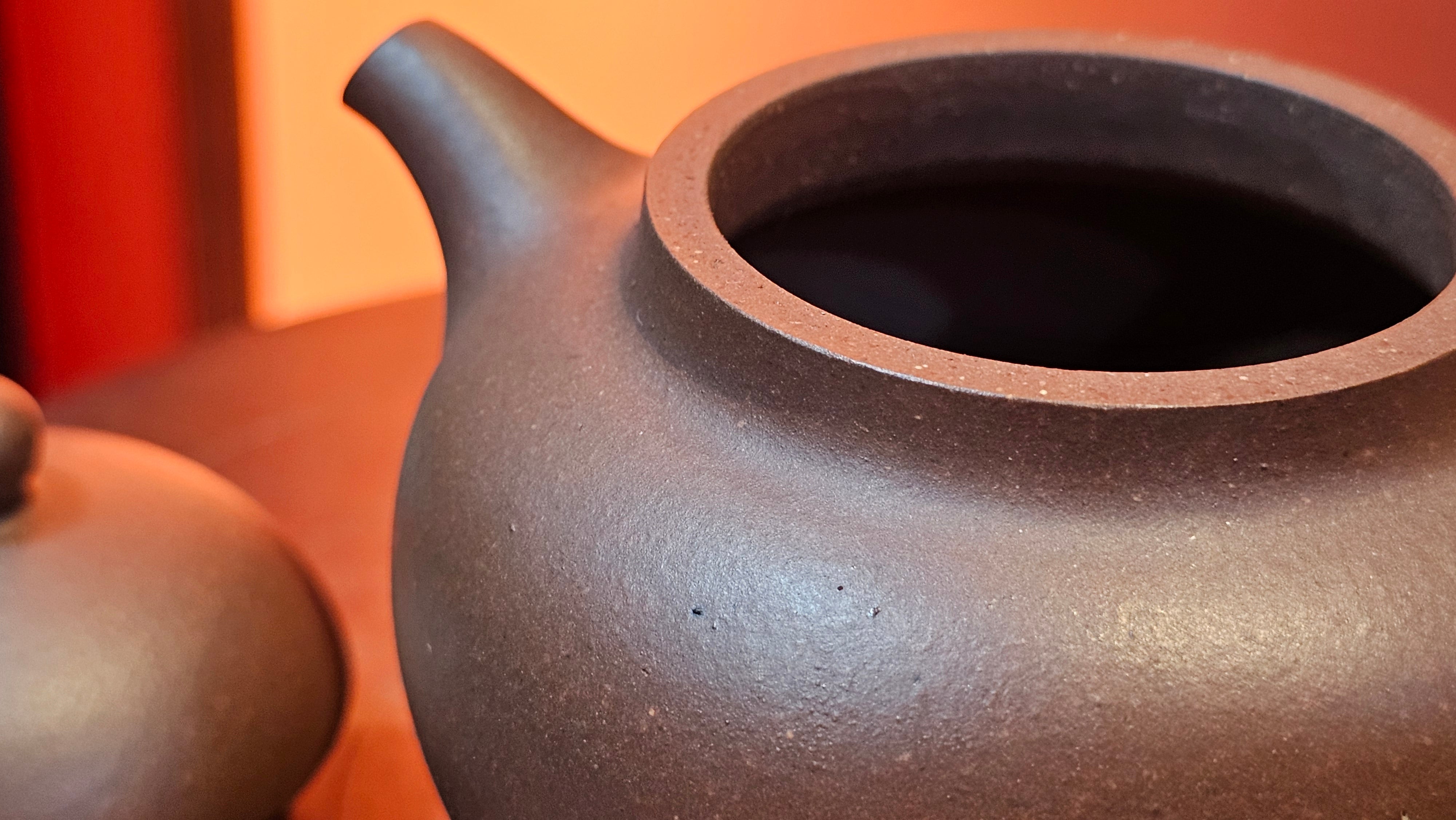 Gao Pan 高番, 136.1ml (very well-weighted bottom, stable!), Zi Ni (Low Sieve Count) 紫泥(低目数), by our Craftsman Fan Xiao Zhi 范小智 ~!Congratulations to!Ms N.S., 1608hrs 24th Sept 2025, Los Angeles, CA!