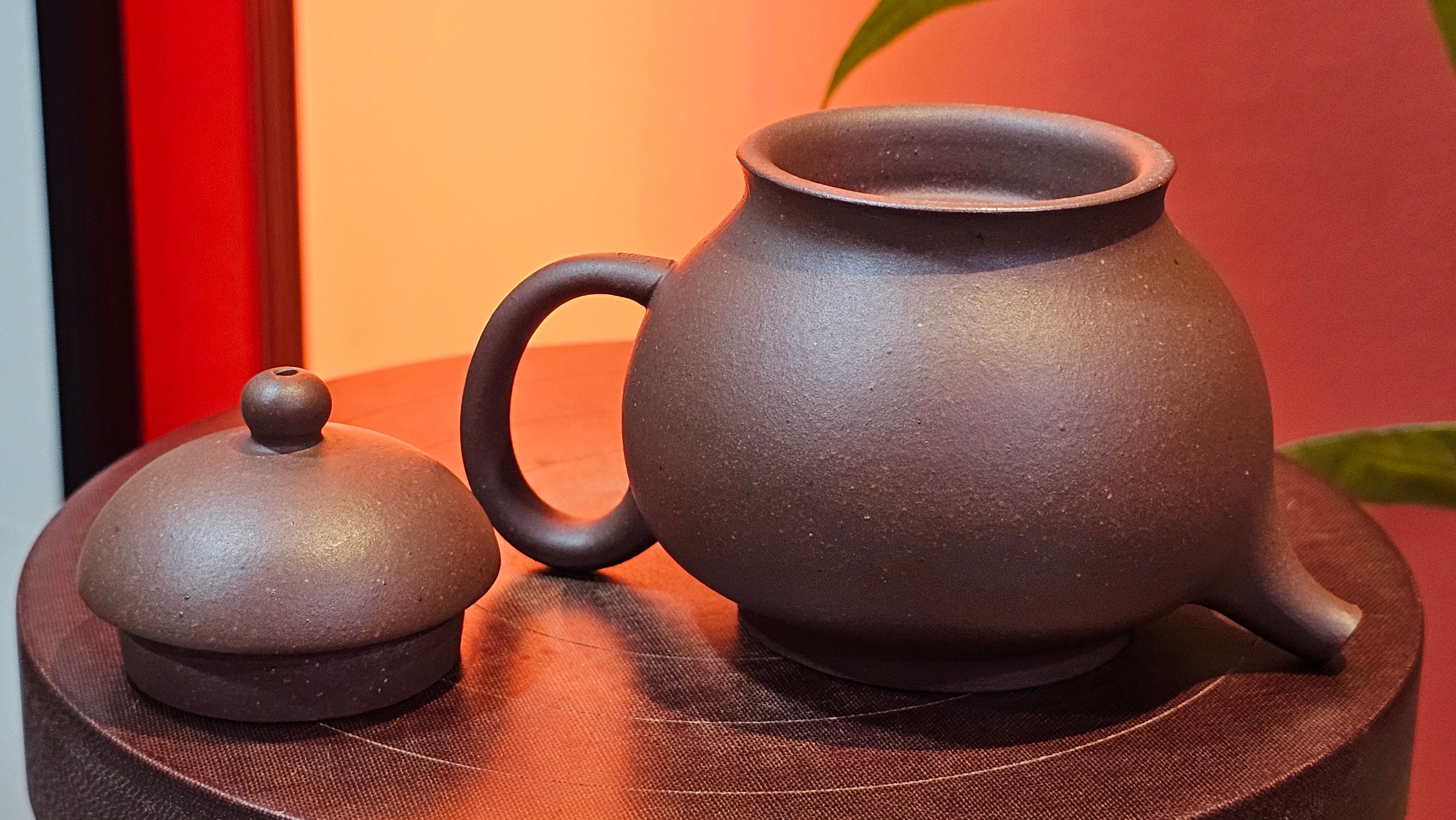 Gao Pan 高番, 136.1ml (very well-weighted bottom, stable!), Zi Ni (Low Sieve Count) 紫泥(低目数), by our Craftsman Fan Xiao Zhi 范小智 ~!Congratulations to!Ms N.S., 1608hrs 24th Sept 2025, Los Angeles, CA!