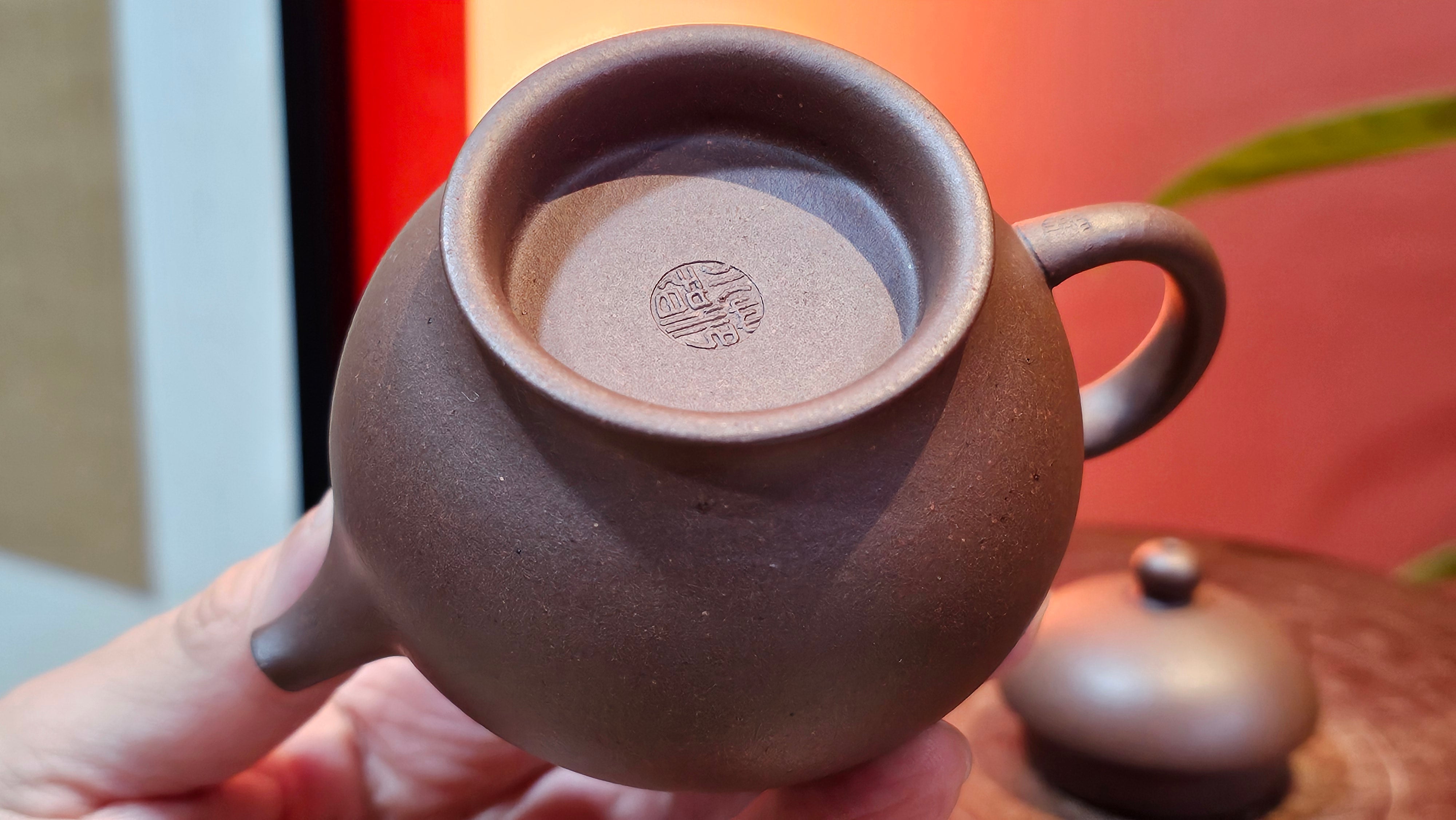 Gao Pan 高番, 136.1ml (very well-weighted bottom, stable!), Zi Ni (Low Sieve Count) 紫泥(低目数), by our Craftsman Fan Xiao Zhi 范小智 ~!Congratulations to!Ms N.S., 1608hrs 24th Sept 2025, Los Angeles, CA!