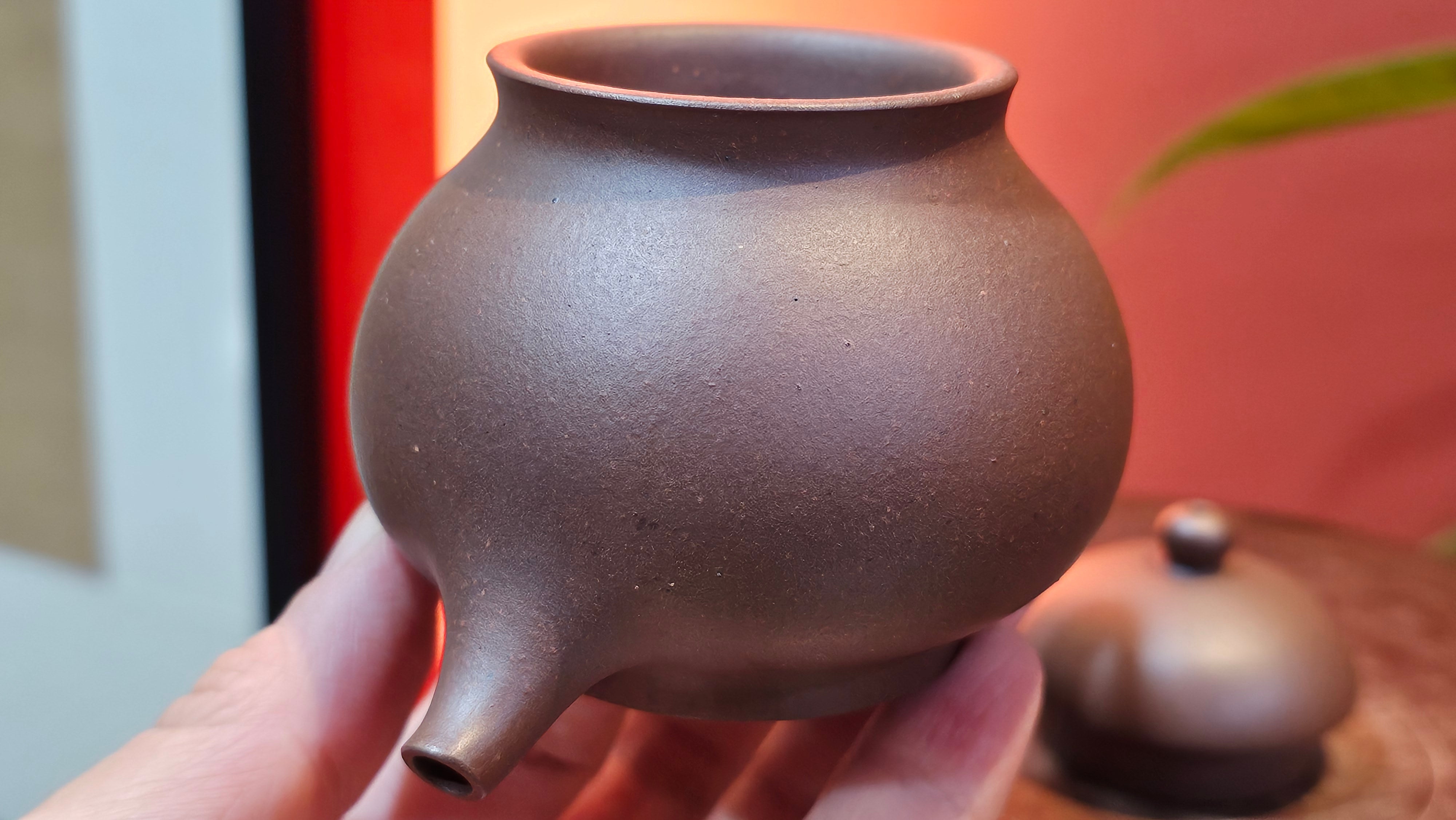 Gao Pan 高番, 136.1ml (very well-weighted bottom, stable!), Zi Ni (Low Sieve Count) 紫泥(低目数), by our Craftsman Fan Xiao Zhi 范小智 ~!Congratulations to!Ms N.S., 1608hrs 24th Sept 2025, Los Angeles, CA!