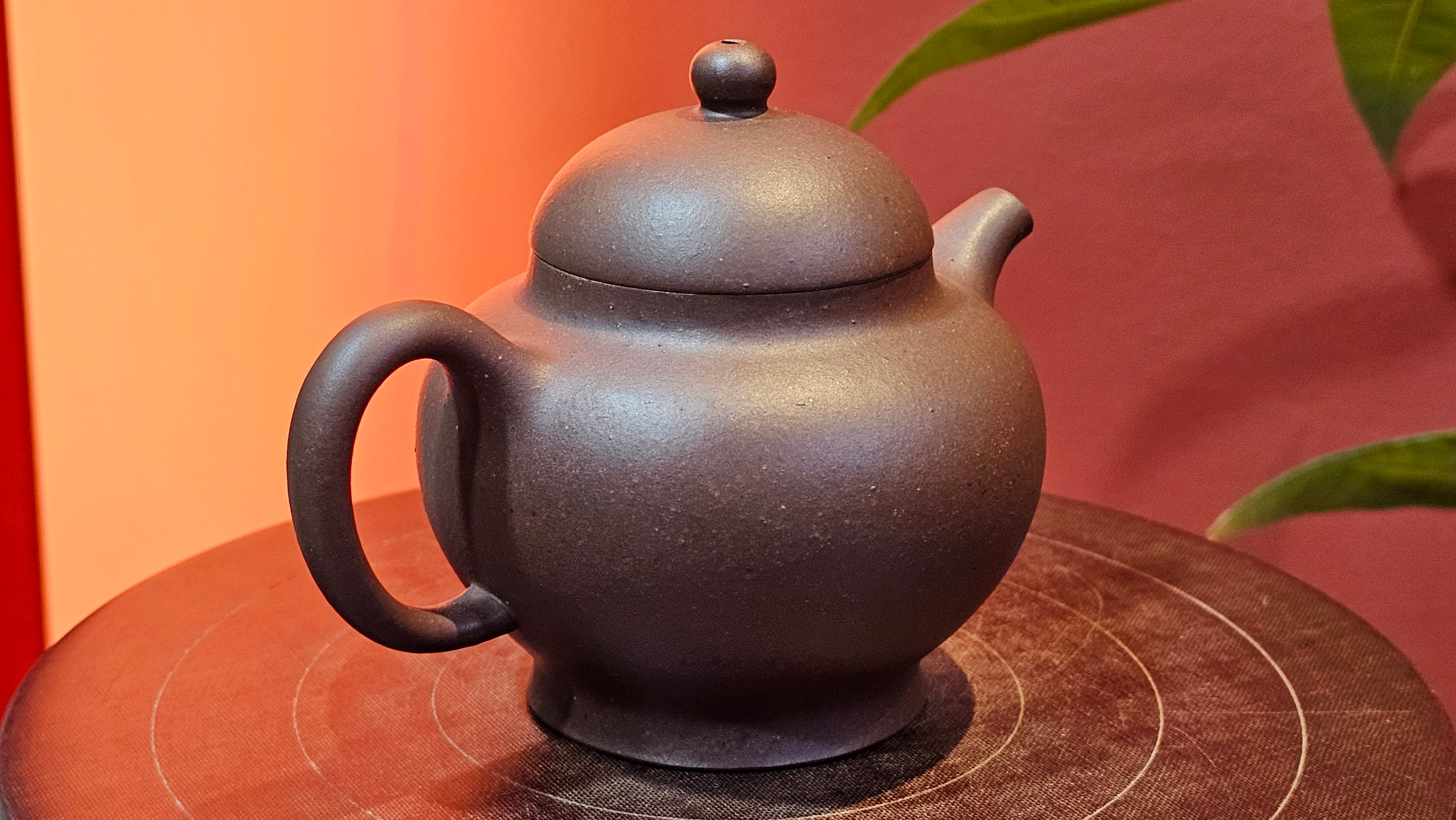 Gao Pan 高番, 136.1ml (very well-weighted bottom, stable!), Zi Ni (Low Sieve Count) 紫泥(低目数), by our Craftsman Fan Xiao Zhi 范小智 ~!Congratulations to!Ms N.S., 1608hrs 24th Sept 2025, Los Angeles, CA!