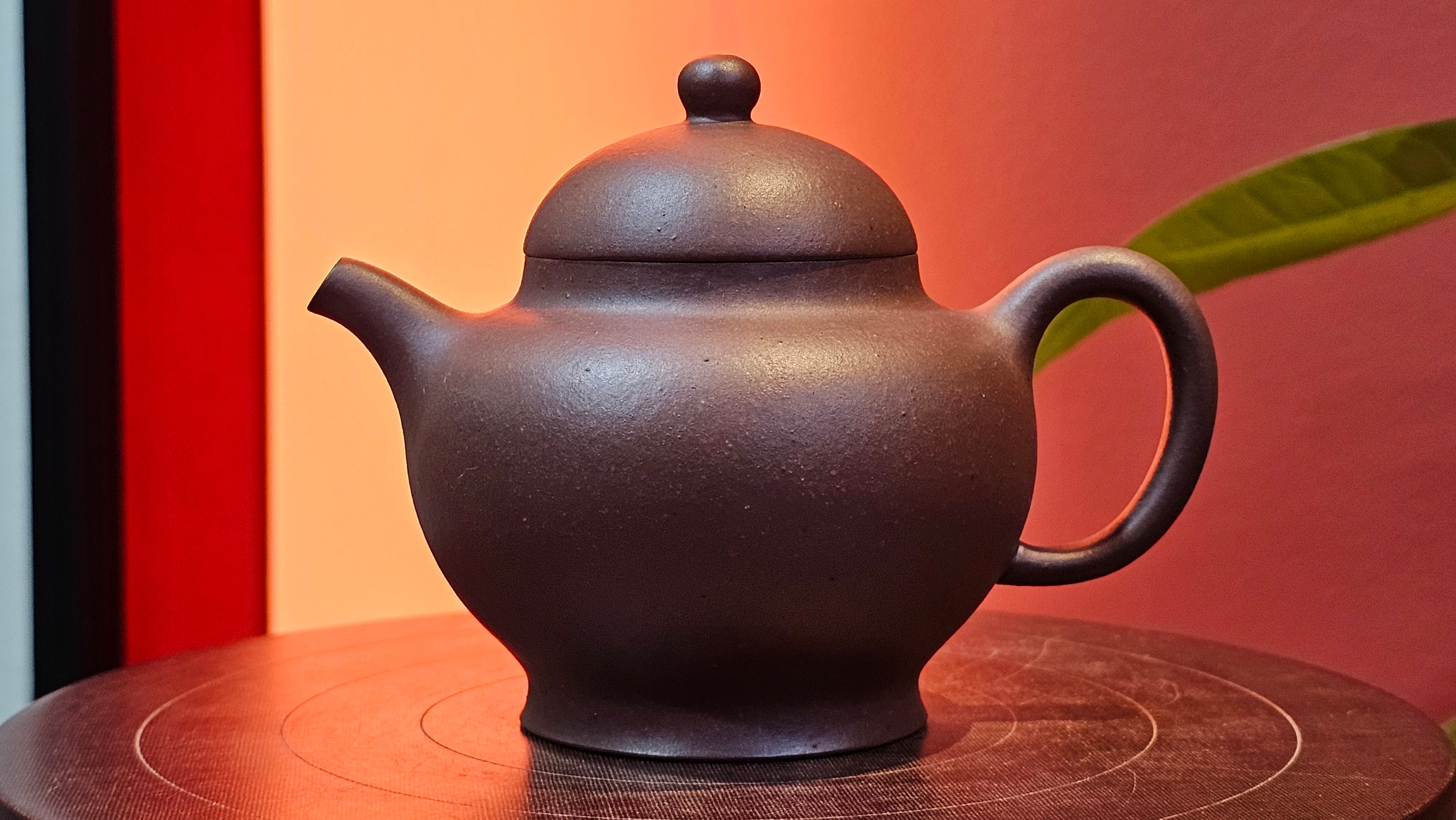 Gao Pan 高番, 136.1ml (very well-weighted bottom, stable!), Zi Ni (Low Sieve Count) 紫泥(低目数), by our Craftsman Fan Xiao Zhi 范小智 ~!Congratulations to!Ms N.S., 1608hrs 24th Sept 2025, Los Angeles, CA!