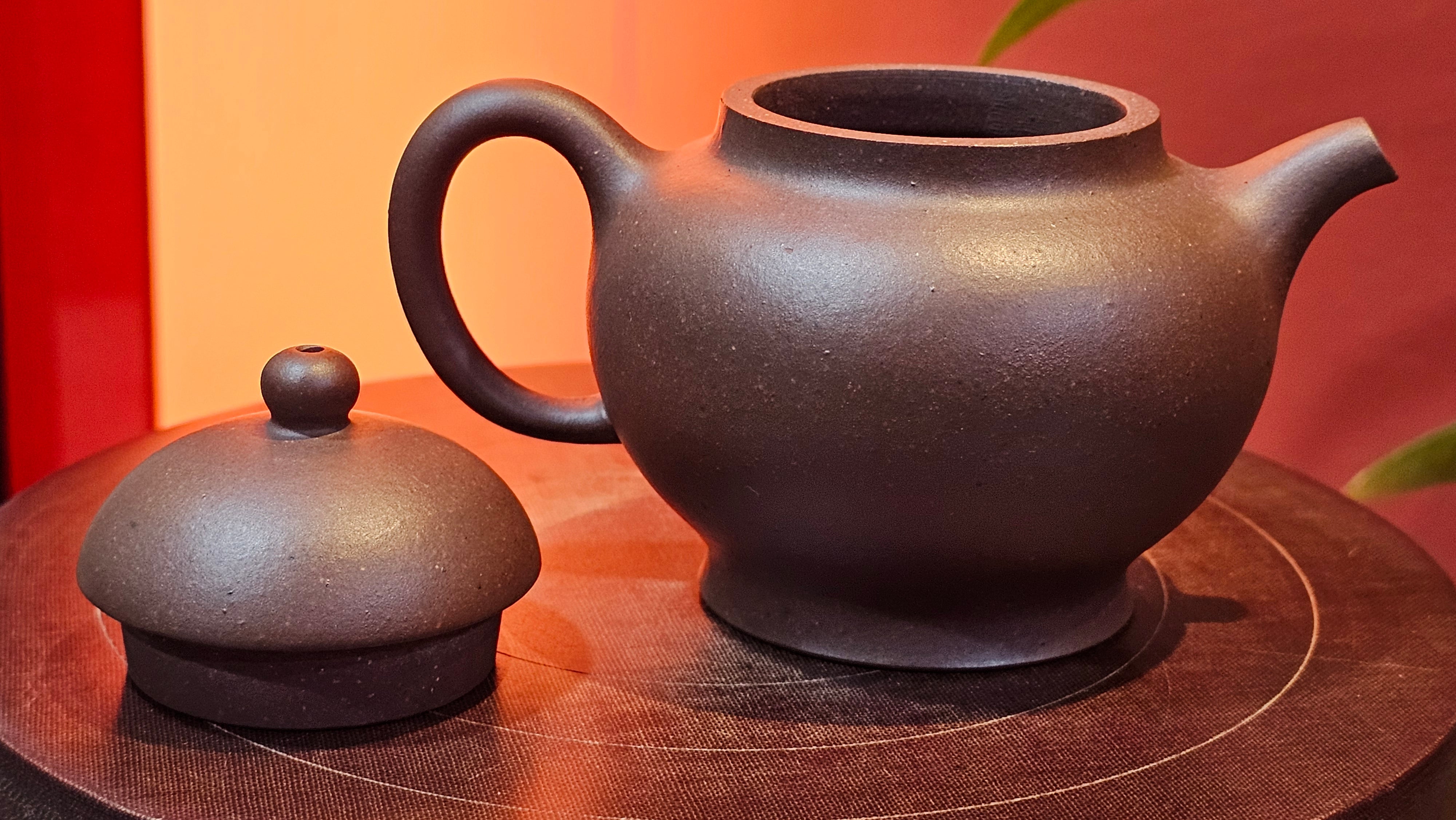 Gao Pan 高番, 136.1ml (very well-weighted bottom, stable!), Zi Ni (Low Sieve Count) 紫泥(低目数), by our Craftsman Fan Xiao Zhi 范小智 ~!Congratulations to!Ms N.S., 1608hrs 24th Sept 2025, Los Angeles, CA!