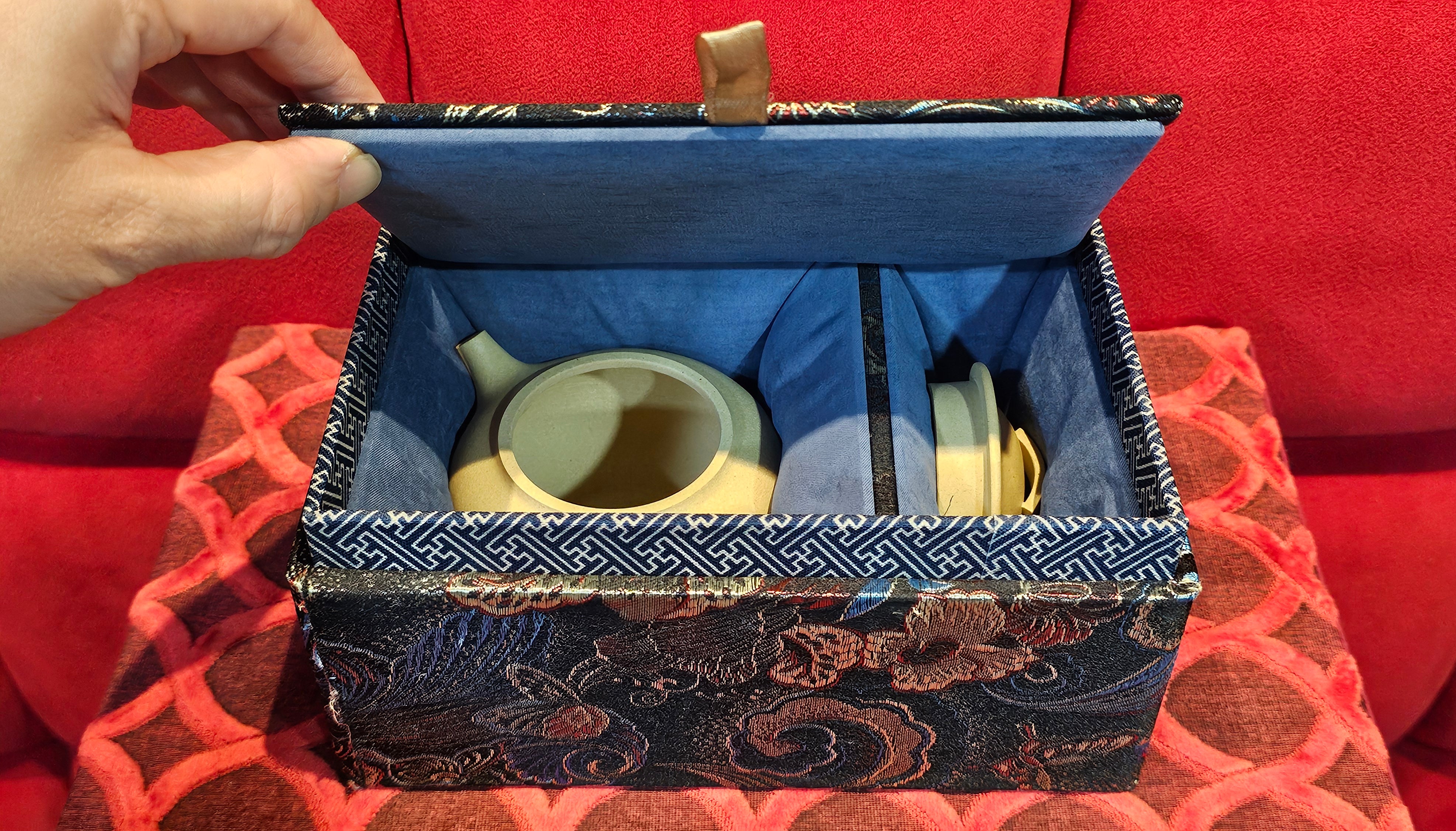 Commissioned work for Prof Q.H.: 《云婴》"Yun Ying", 203.0ml, crafted with Cao Family's own 100% Ben Shan Lü Ni 本山绿泥, crafted by L4 Assoc Master Artist Zhang Ke 助理工艺美术师, 张轲 ~ COMPLETED and CONGRATULATIONS to Prof Q.H., Hanoi! Vietnam🇻🇳.