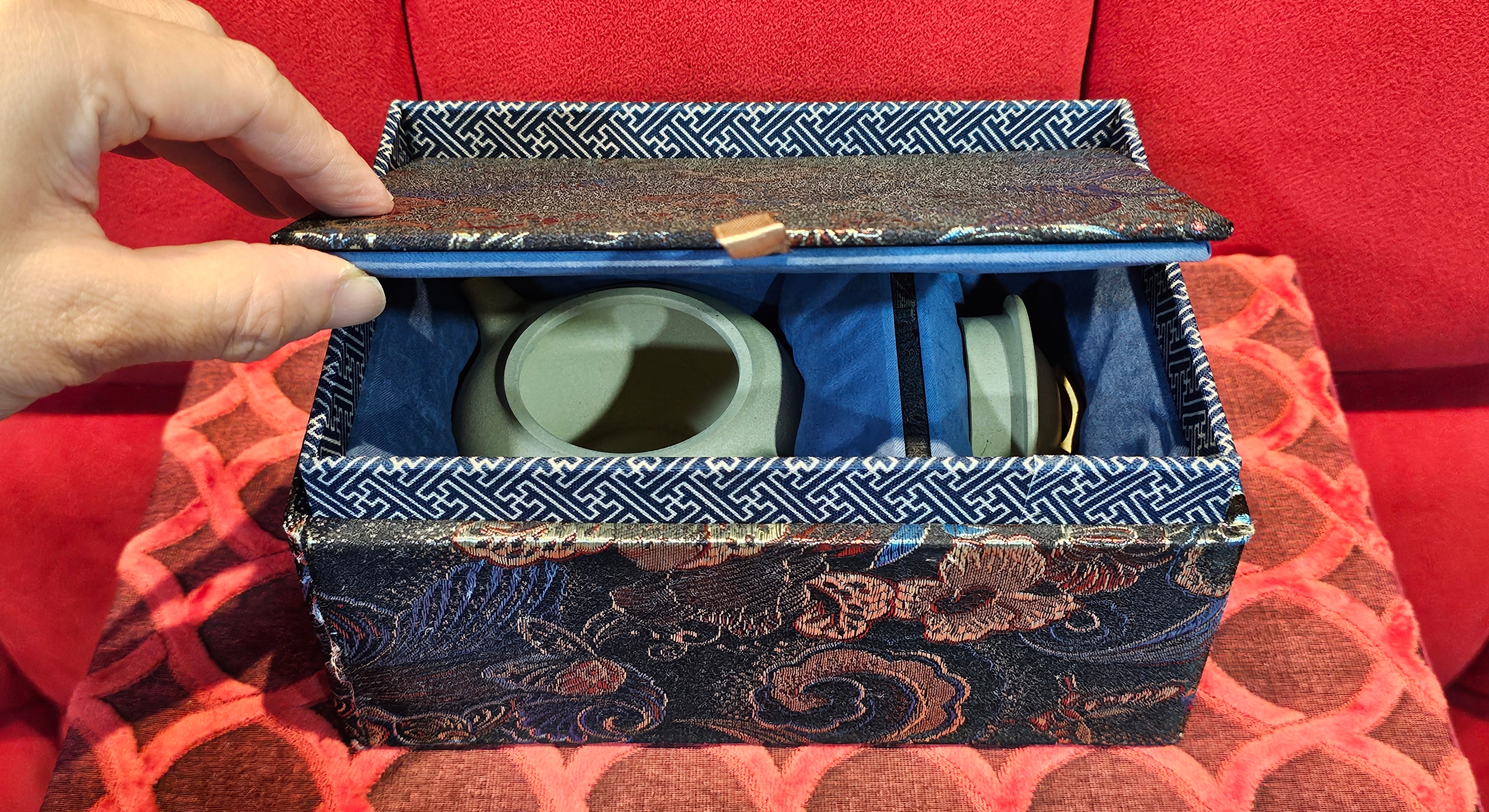 Commissioned work for Prof Q.H.: 《云婴》"Yun Ying", 203.0ml, crafted with Cao Family's own 100% Ben Shan Lü Ni 本山绿泥, crafted by L4 Assoc Master Artist Zhang Ke 助理工艺美术师, 张轲 ~ COMPLETED and CONGRATULATIONS to Prof Q.H., Hanoi! Vietnam🇻🇳.