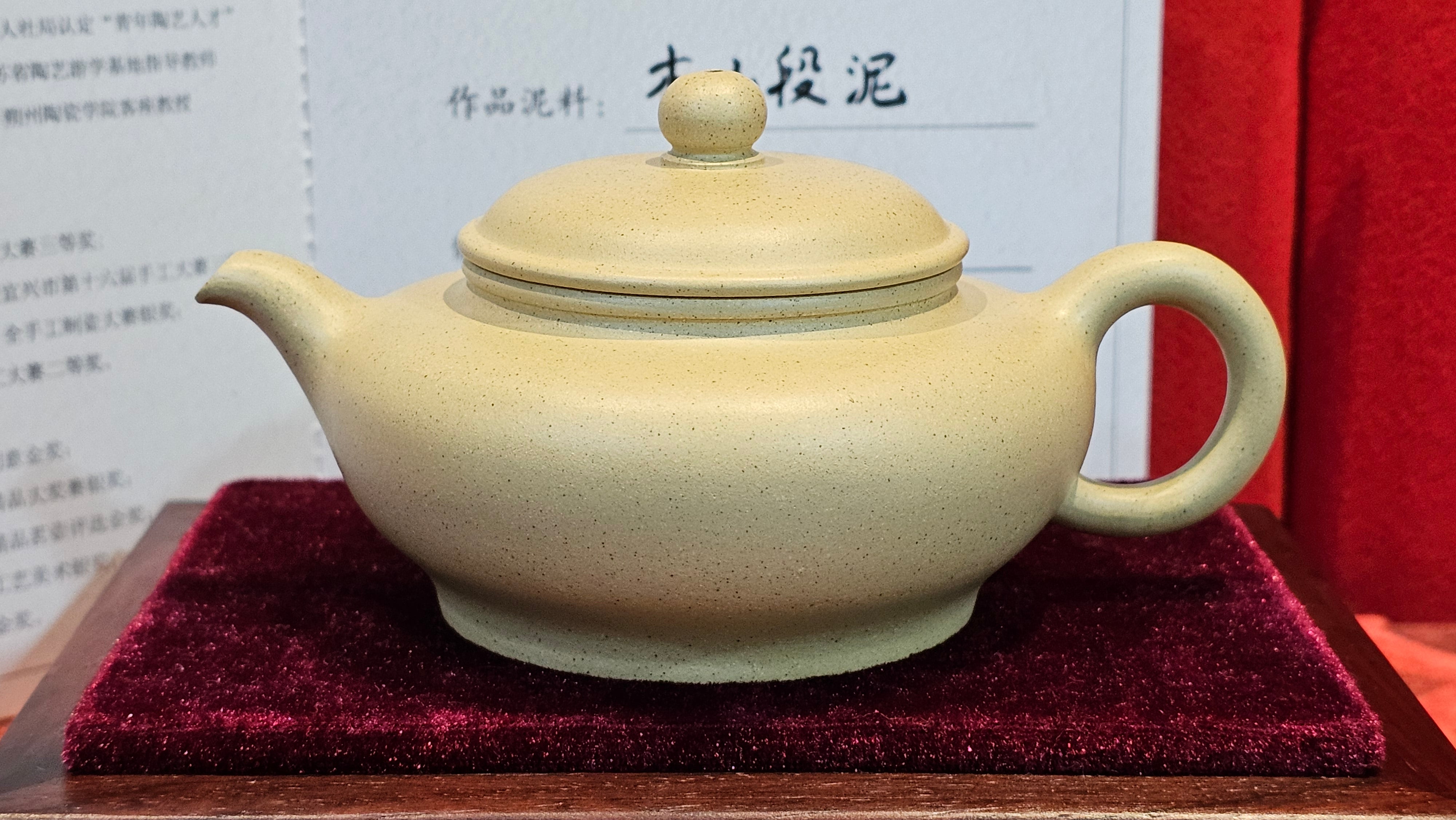 Commissioned work for Mr Thomas L. ZiSha work《耀日》"Yao Ri", Ben Shan Duan Ni 本山段泥, crafted by L3A Consummate Master Artist Li Yan Ru 振兴技艺师兼工艺美术师, 李艳如 ~ COMPLETED, and CONGRATULATIONS to Mr Thomas L.!from Singapore🇸🇬.