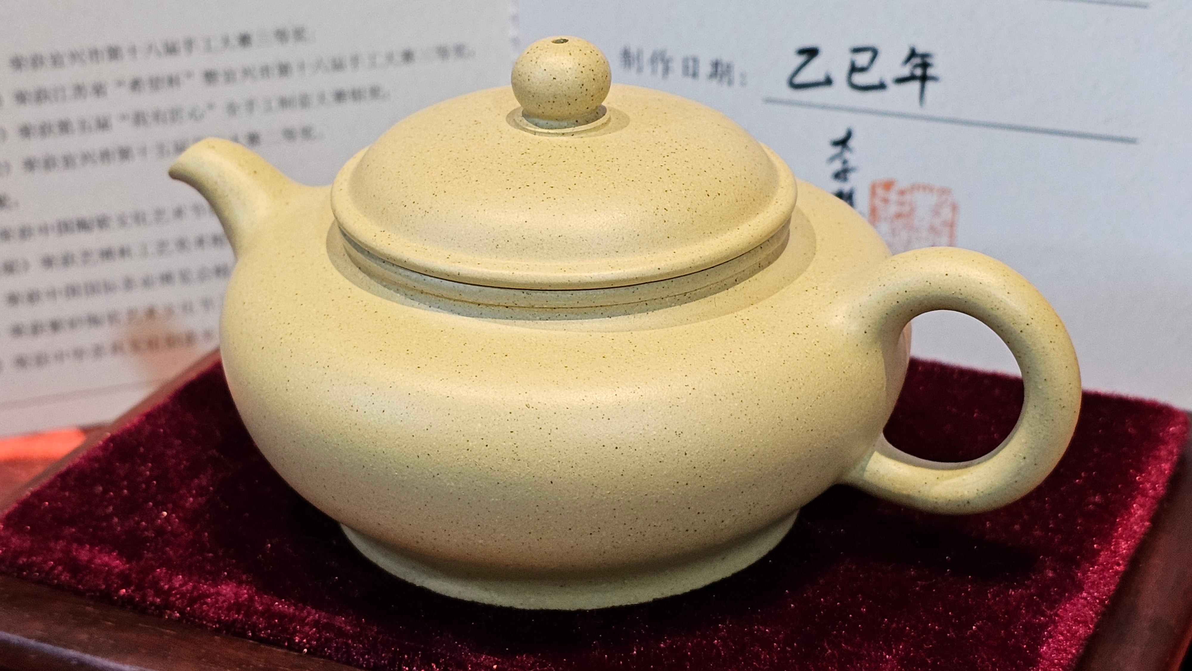 Commissioned work for Mr Thomas L. ZiSha work《耀日》"Yao Ri", Ben Shan Duan Ni 本山段泥, crafted by L3A Consummate Master Artist Li Yan Ru 振兴技艺师兼工艺美术师, 李艳如 ~ COMPLETED, and CONGRATULATIONS to Mr Thomas L.!from Singapore🇸🇬.