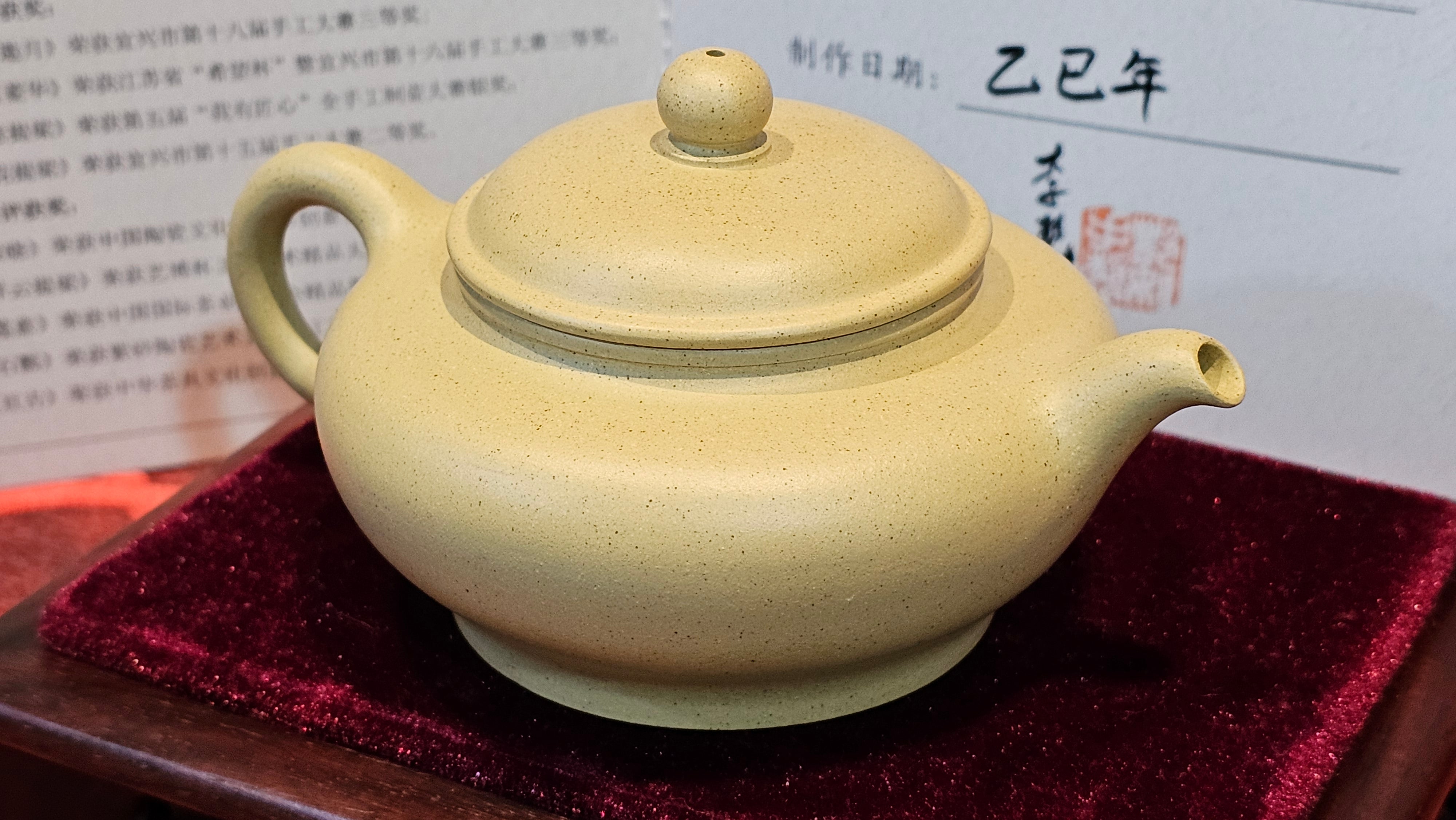 Commissioned work for Mr Thomas L. ZiSha work《耀日》"Yao Ri", Ben Shan Duan Ni 本山段泥, crafted by L3A Consummate Master Artist Li Yan Ru 振兴技艺师兼工艺美术师, 李艳如 ~ COMPLETED, and CONGRATULATIONS to Mr Thomas L.!from Singapore🇸🇬.