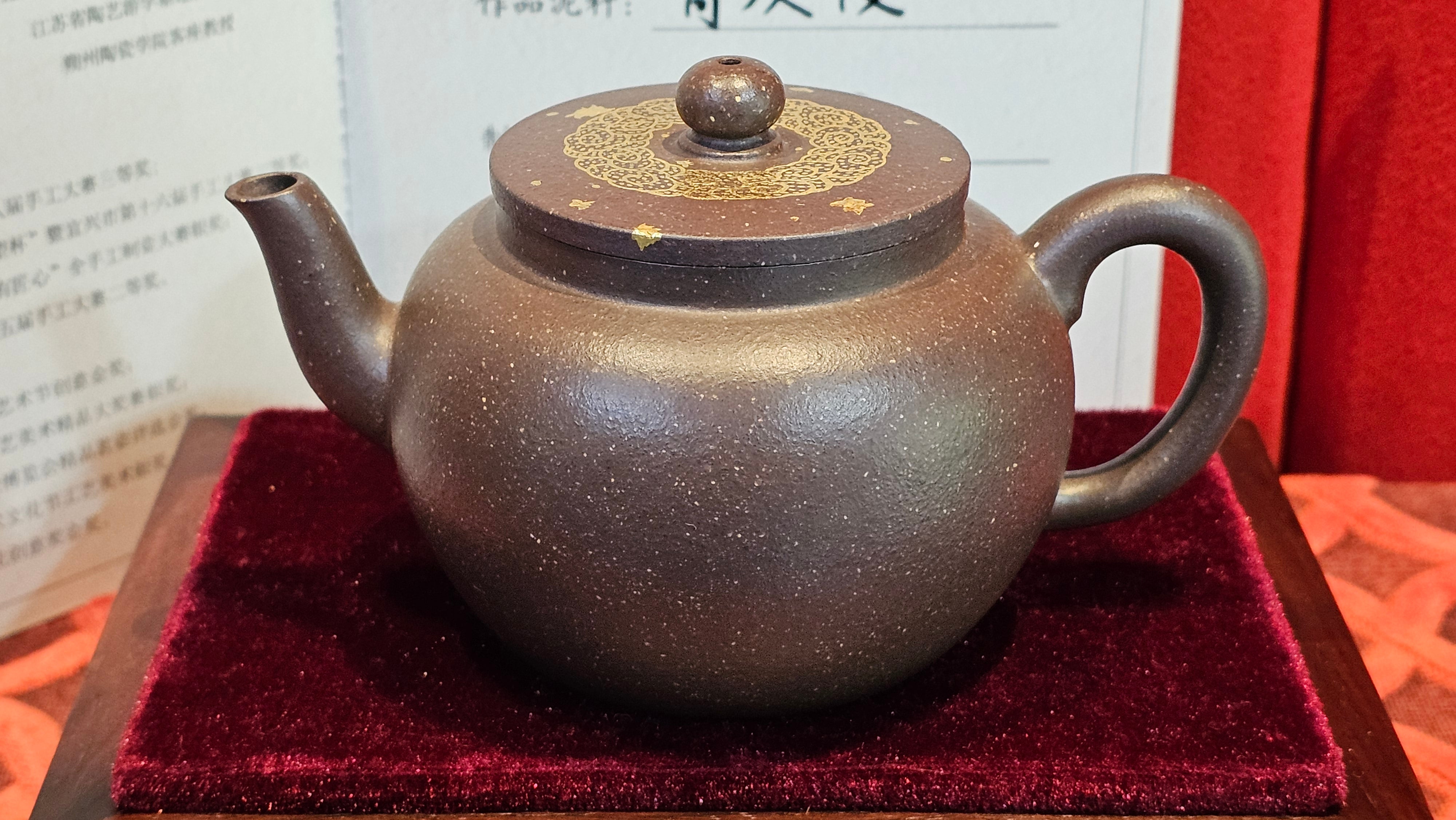 《聚富平盖莲子》"Ju Fu ~Gathering of Wealth~ Ping Gai Lian Zi"!, 描金与撒金工艺 Dual Gold Appliqué, 233.3ml, Qing Hui Duan Ni 青灰段泥 ~ by L3A Consummate Master Artist Li Yan Ru 李艳如 ~!Congratulations to Mr R.L.! 0857hrs 16th Sept 2025, Flintridge! CA.