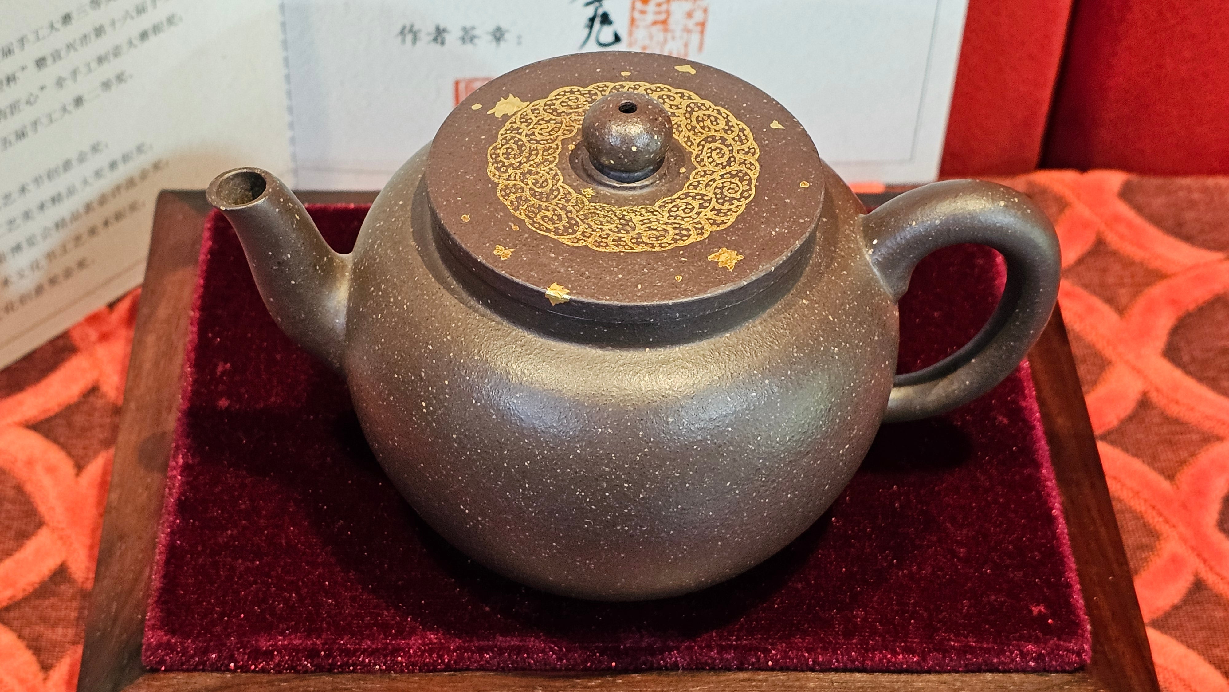 《聚富平盖莲子》"Ju Fu ~Gathering of Wealth~ Ping Gai Lian Zi"!, 描金与撒金工艺 Dual Gold Appliqué, 233.3ml, Qing Hui Duan Ni 青灰段泥 ~ by L3A Consummate Master Artist Li Yan Ru 李艳如 ~!Congratulations to Mr R.L.! 0857hrs 16th Sept 2025, Flintridge! CA.