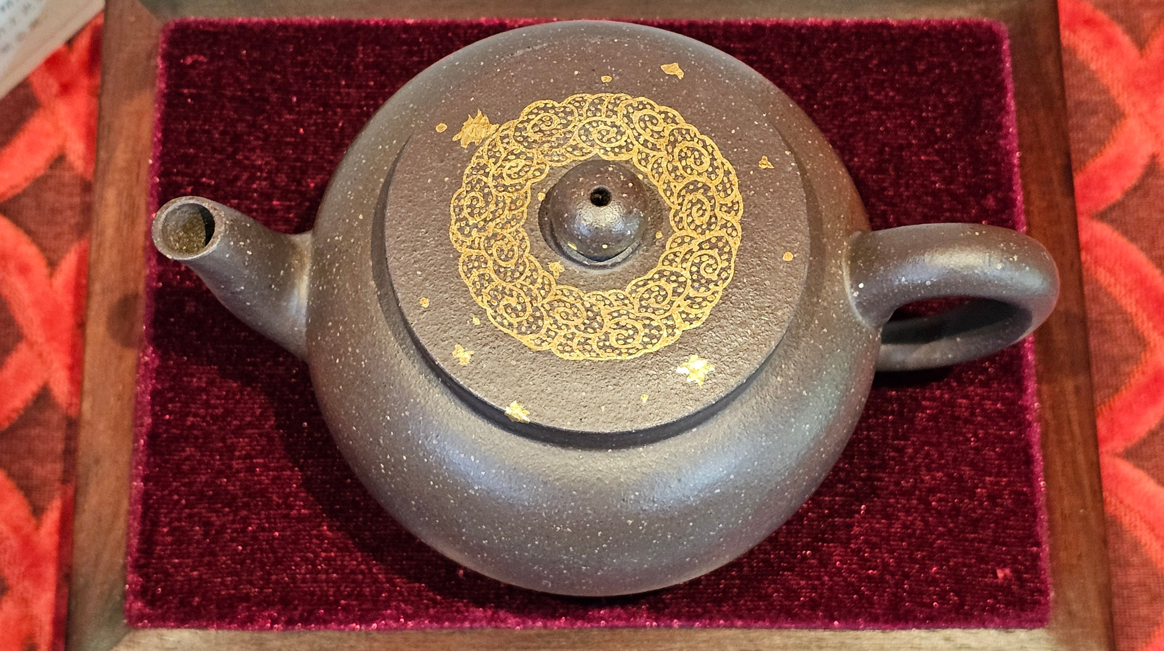 《聚富平盖莲子》"Ju Fu ~Gathering of Wealth~ Ping Gai Lian Zi"!, 描金与撒金工艺 Dual Gold Appliqué, 233.3ml, Qing Hui Duan Ni 青灰段泥 ~ by L3A Consummate Master Artist Li Yan Ru 李艳如 ~!Congratulations to Mr R.L.! 0857hrs 16th Sept 2025, Flintridge! CA.