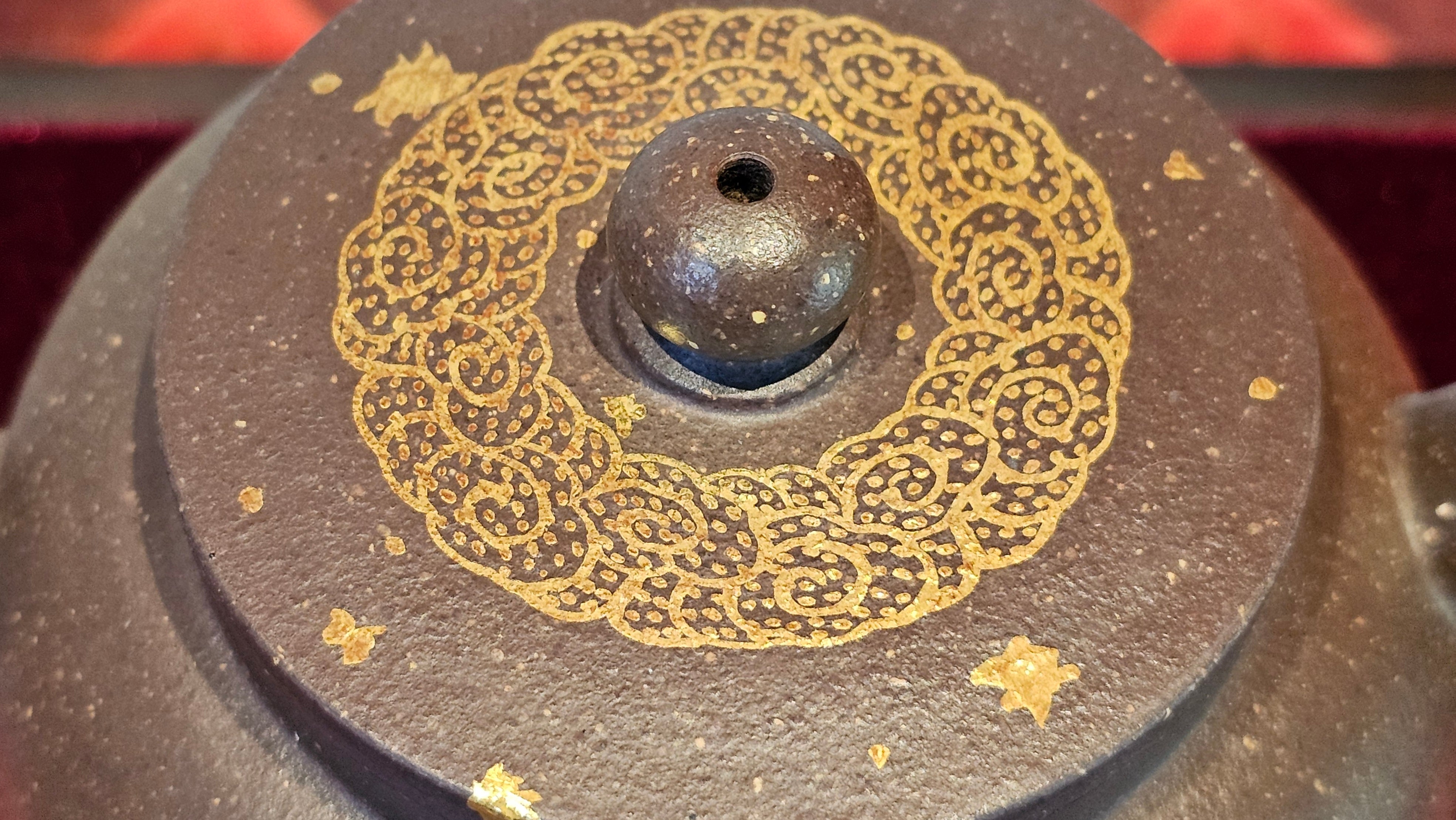 《聚富平盖莲子》"Ju Fu ~Gathering of Wealth~ Ping Gai Lian Zi"!, 描金与撒金工艺 Dual Gold Appliqué, 233.3ml, Qing Hui Duan Ni 青灰段泥 ~ by L3A Consummate Master Artist Li Yan Ru 李艳如 ~!Congratulations to Mr R.L.! 0857hrs 16th Sept 2025, Flintridge! CA.