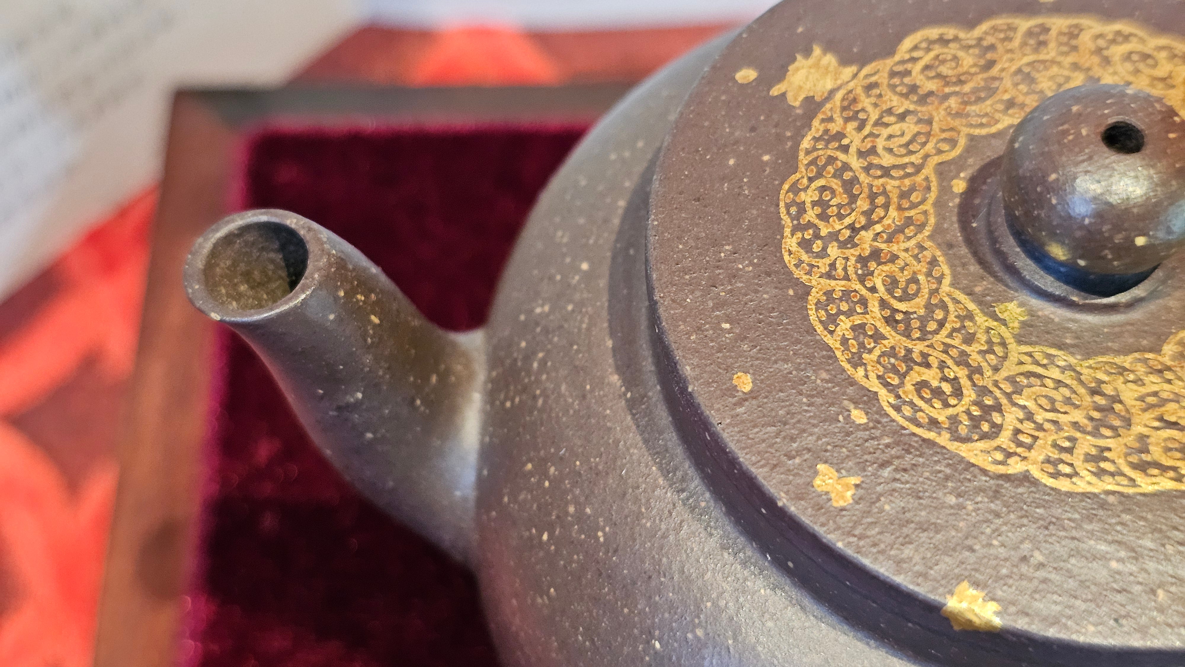 《聚富平盖莲子》"Ju Fu ~Gathering of Wealth~ Ping Gai Lian Zi"!, 描金与撒金工艺 Dual Gold Appliqué, 233.3ml, Qing Hui Duan Ni 青灰段泥 ~ by L3A Consummate Master Artist Li Yan Ru 李艳如 ~!Congratulations to Mr R.L.! 0857hrs 16th Sept 2025, Flintridge! CA.