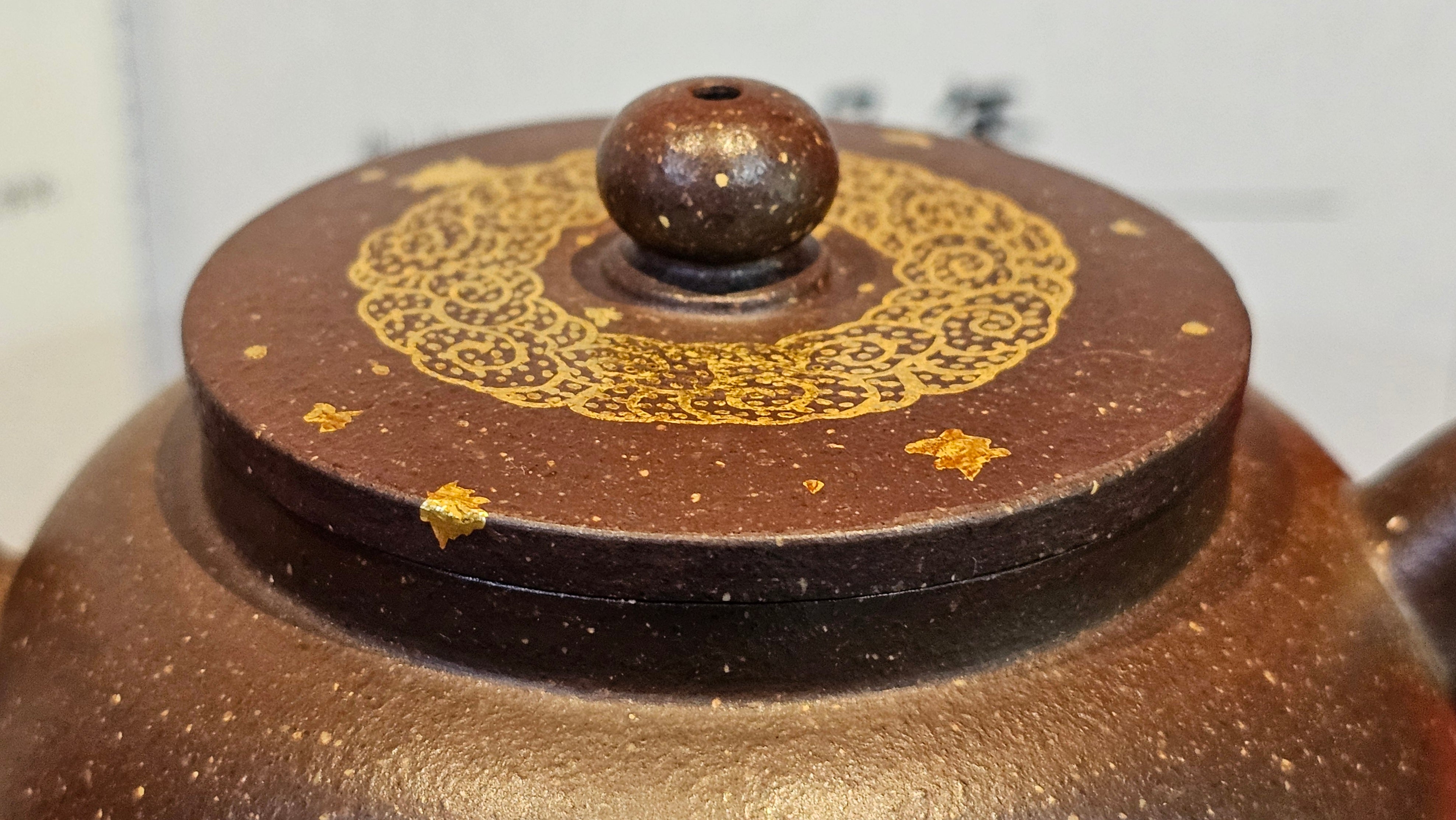 《聚富平盖莲子》"Ju Fu ~Gathering of Wealth~ Ping Gai Lian Zi"!, 描金与撒金工艺 Dual Gold Appliqué, 233.3ml, Qing Hui Duan Ni 青灰段泥 ~ by L3A Consummate Master Artist Li Yan Ru 李艳如 ~!Congratulations to Mr R.L.! 0857hrs 16th Sept 2025, Flintridge! CA.