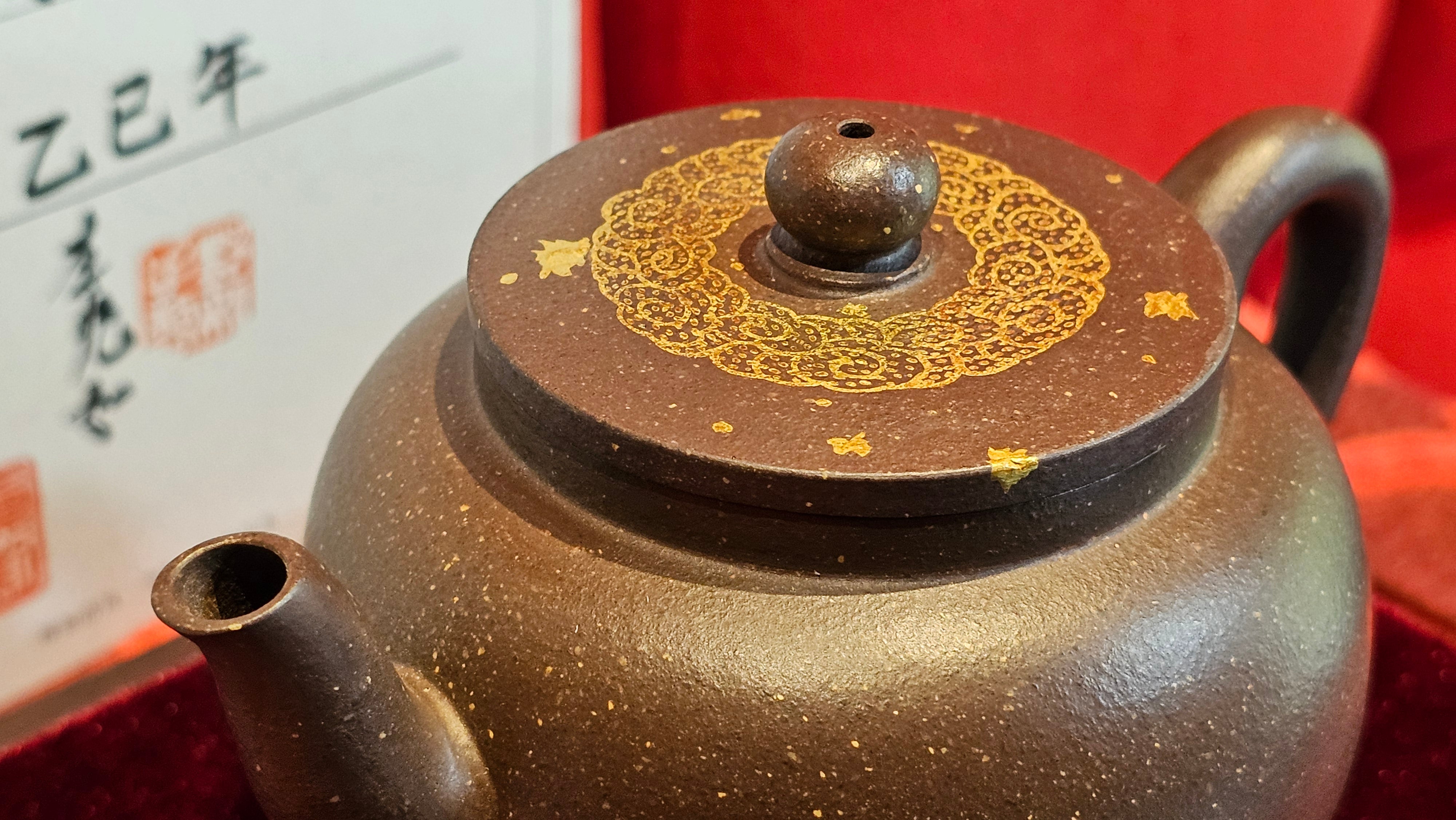 《聚富平盖莲子》"Ju Fu ~Gathering of Wealth~ Ping Gai Lian Zi"!, 描金与撒金工艺 Dual Gold Appliqué, 233.3ml, Qing Hui Duan Ni 青灰段泥 ~ by L3A Consummate Master Artist Li Yan Ru 李艳如 ~!Congratulations to Mr R.L.! 0857hrs 16th Sept 2025, Flintridge! CA.