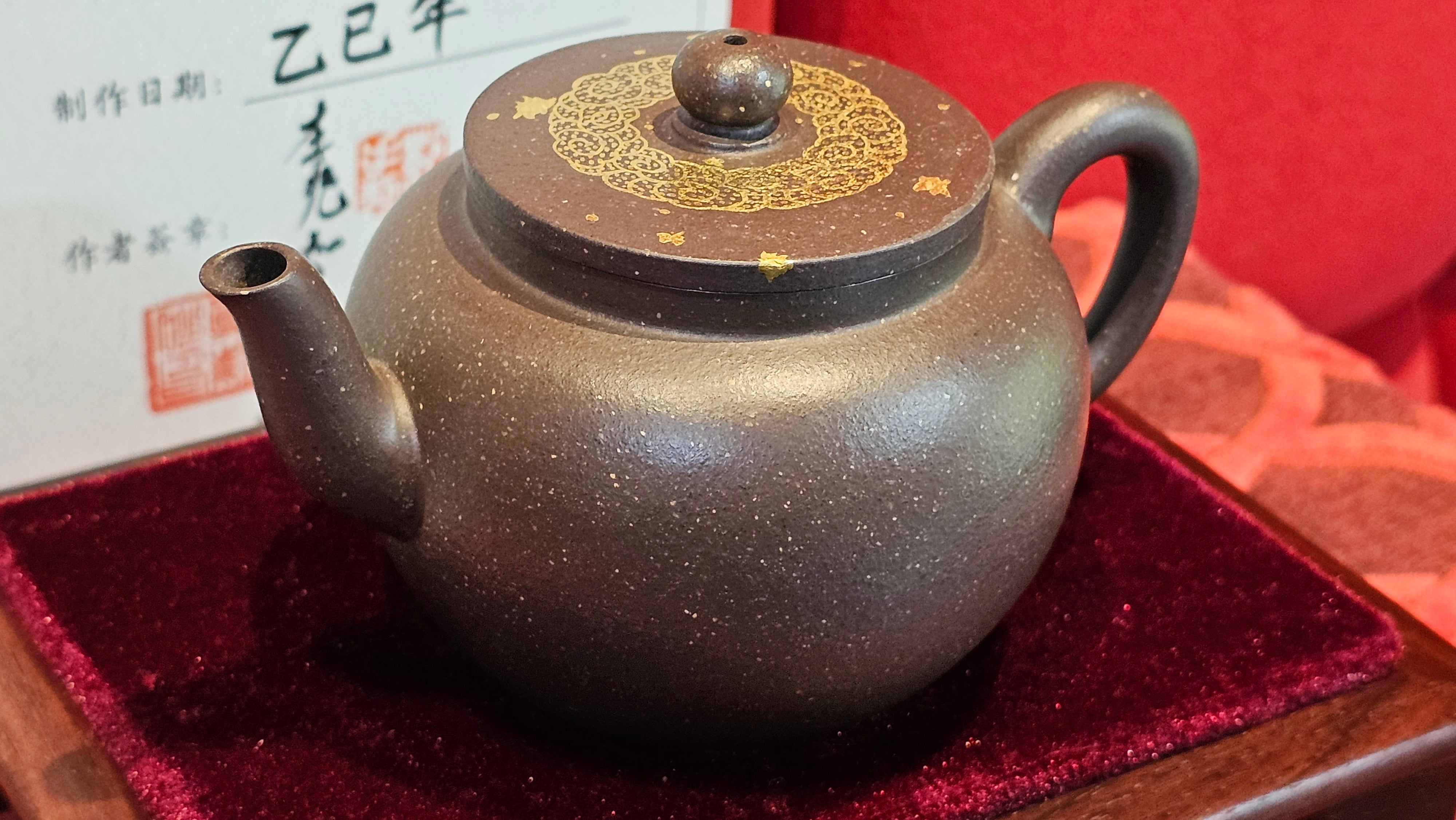 《聚富平盖莲子》"Ju Fu ~Gathering of Wealth~ Ping Gai Lian Zi"!, 描金与撒金工艺 Dual Gold Appliqué, 233.3ml, Qing Hui Duan Ni 青灰段泥 ~ by L3A Consummate Master Artist Li Yan Ru 李艳如 ~!Congratulations to Mr R.L.! 0857hrs 16th Sept 2025, Flintridge! CA.