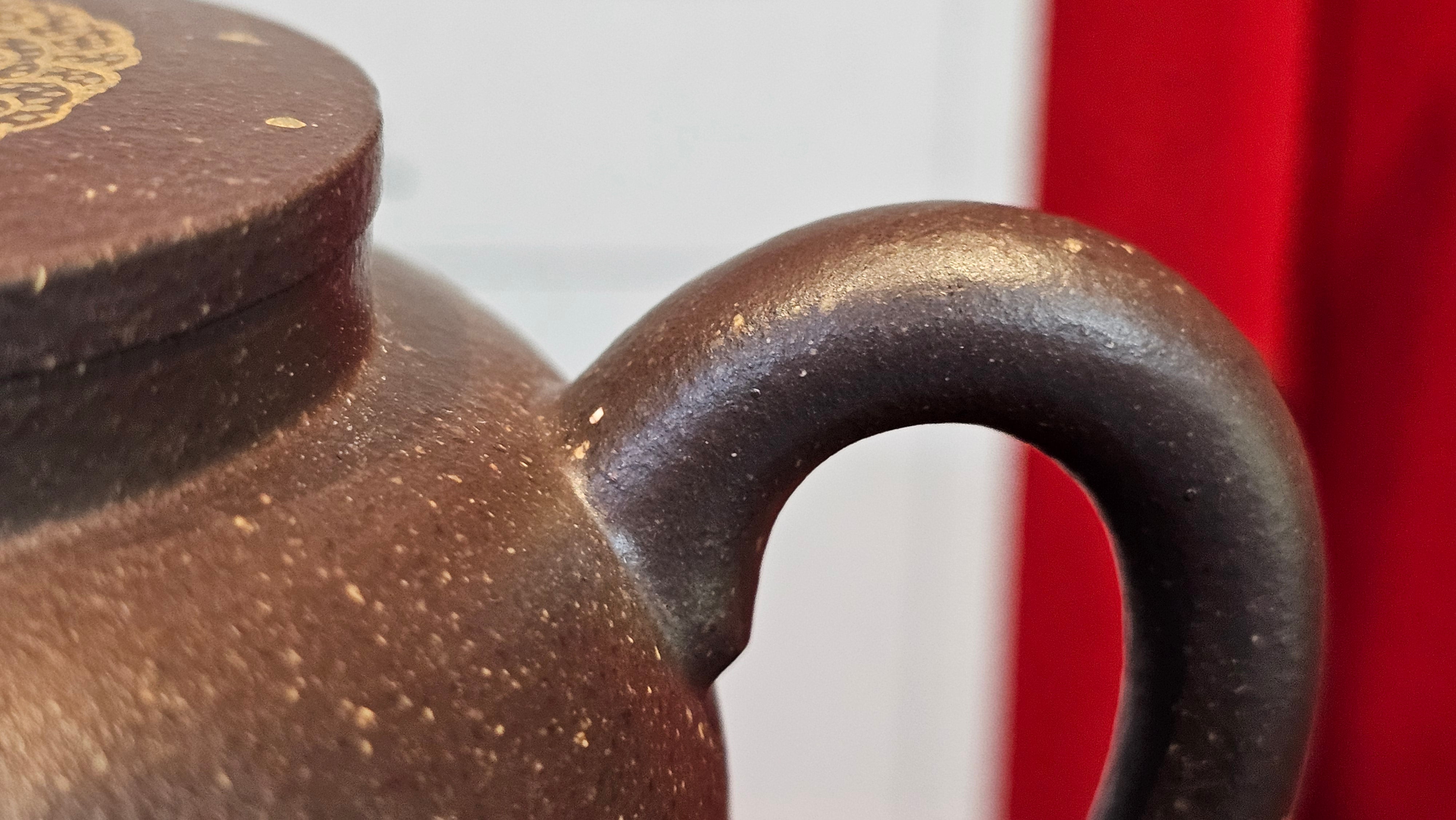 《聚富平盖莲子》"Ju Fu ~Gathering of Wealth~ Ping Gai Lian Zi"!, 描金与撒金工艺 Dual Gold Appliqué, 233.3ml, Qing Hui Duan Ni 青灰段泥 ~ by L3A Consummate Master Artist Li Yan Ru 李艳如 ~!Congratulations to Mr R.L.! 0857hrs 16th Sept 2025, Flintridge! CA.