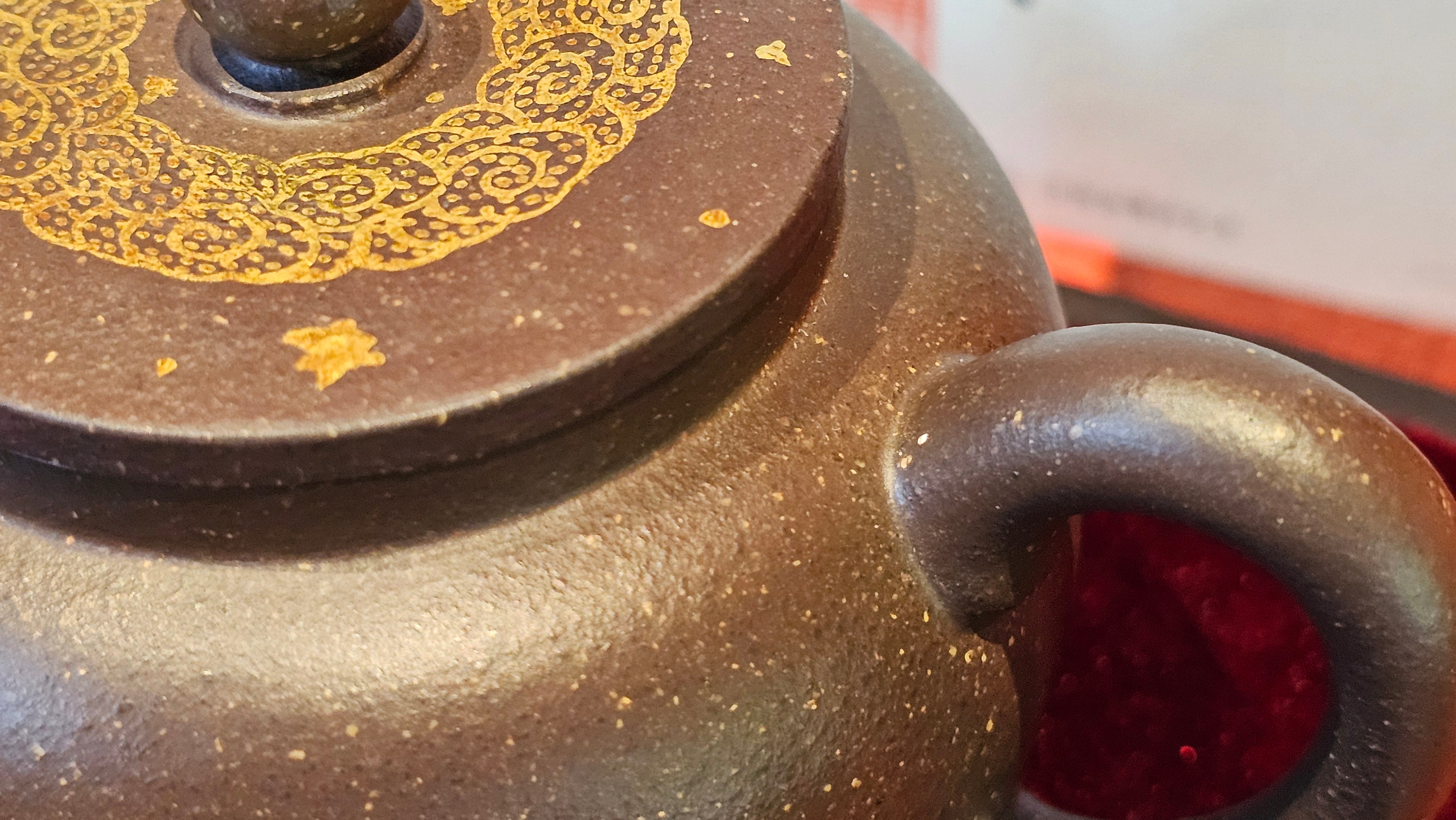 《聚富平盖莲子》"Ju Fu ~Gathering of Wealth~ Ping Gai Lian Zi"!, 描金与撒金工艺 Dual Gold Appliqué, 233.3ml, Qing Hui Duan Ni 青灰段泥 ~ by L3A Consummate Master Artist Li Yan Ru 李艳如 ~!Congratulations to Mr R.L.! 0857hrs 16th Sept 2025, Flintridge! CA.