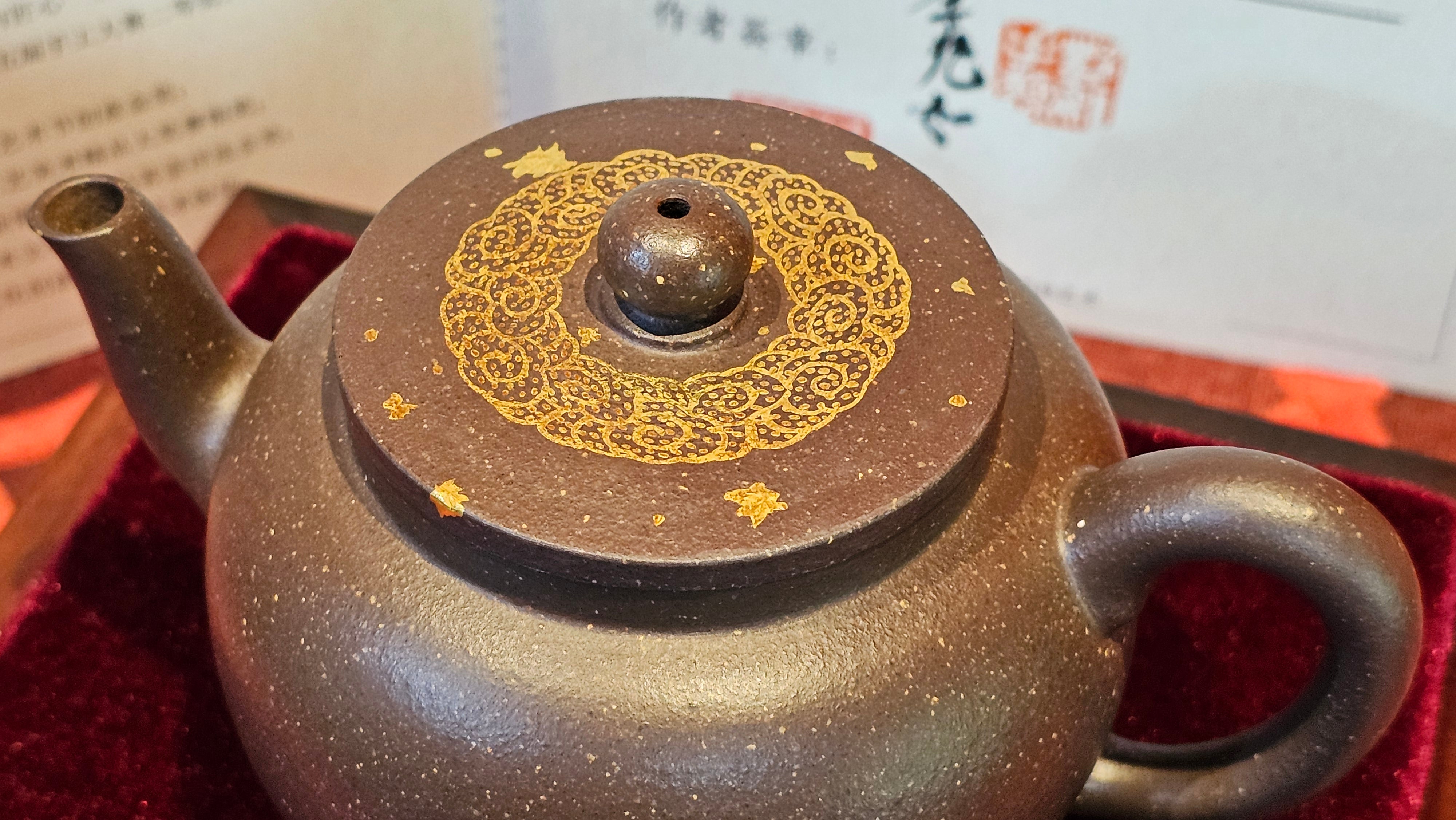 《聚富平盖莲子》"Ju Fu ~Gathering of Wealth~ Ping Gai Lian Zi"!, 描金与撒金工艺 Dual Gold Appliqué, 233.3ml, Qing Hui Duan Ni 青灰段泥 ~ by L3A Consummate Master Artist Li Yan Ru 李艳如 ~!Congratulations to Mr R.L.! 0857hrs 16th Sept 2025, Flintridge! CA.