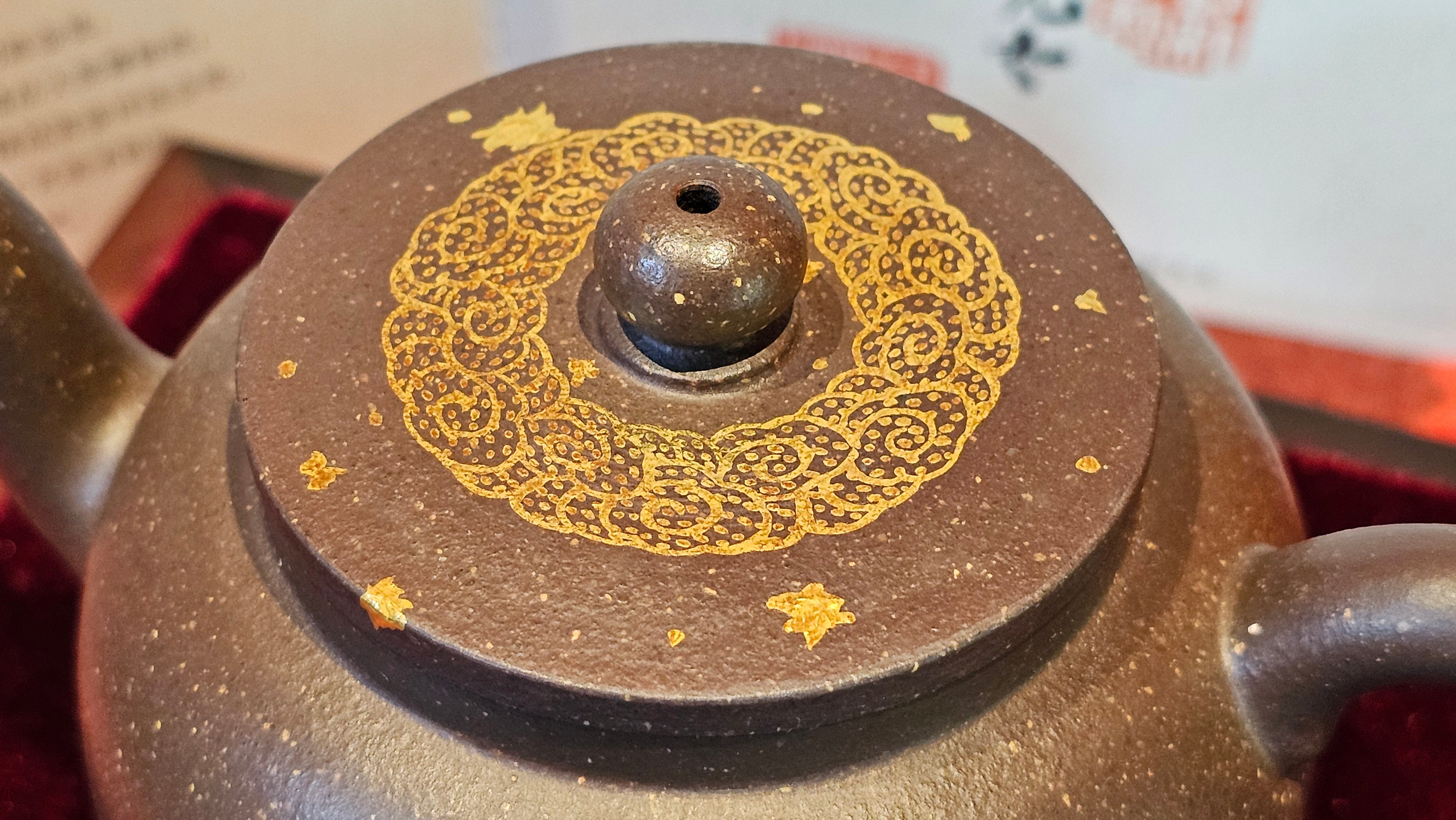 《聚富平盖莲子》"Ju Fu ~Gathering of Wealth~ Ping Gai Lian Zi"!, 描金与撒金工艺 Dual Gold Appliqué, 233.3ml, Qing Hui Duan Ni 青灰段泥 ~ by L3A Consummate Master Artist Li Yan Ru 李艳如 ~!Congratulations to Mr R.L.! 0857hrs 16th Sept 2025, Flintridge! CA.