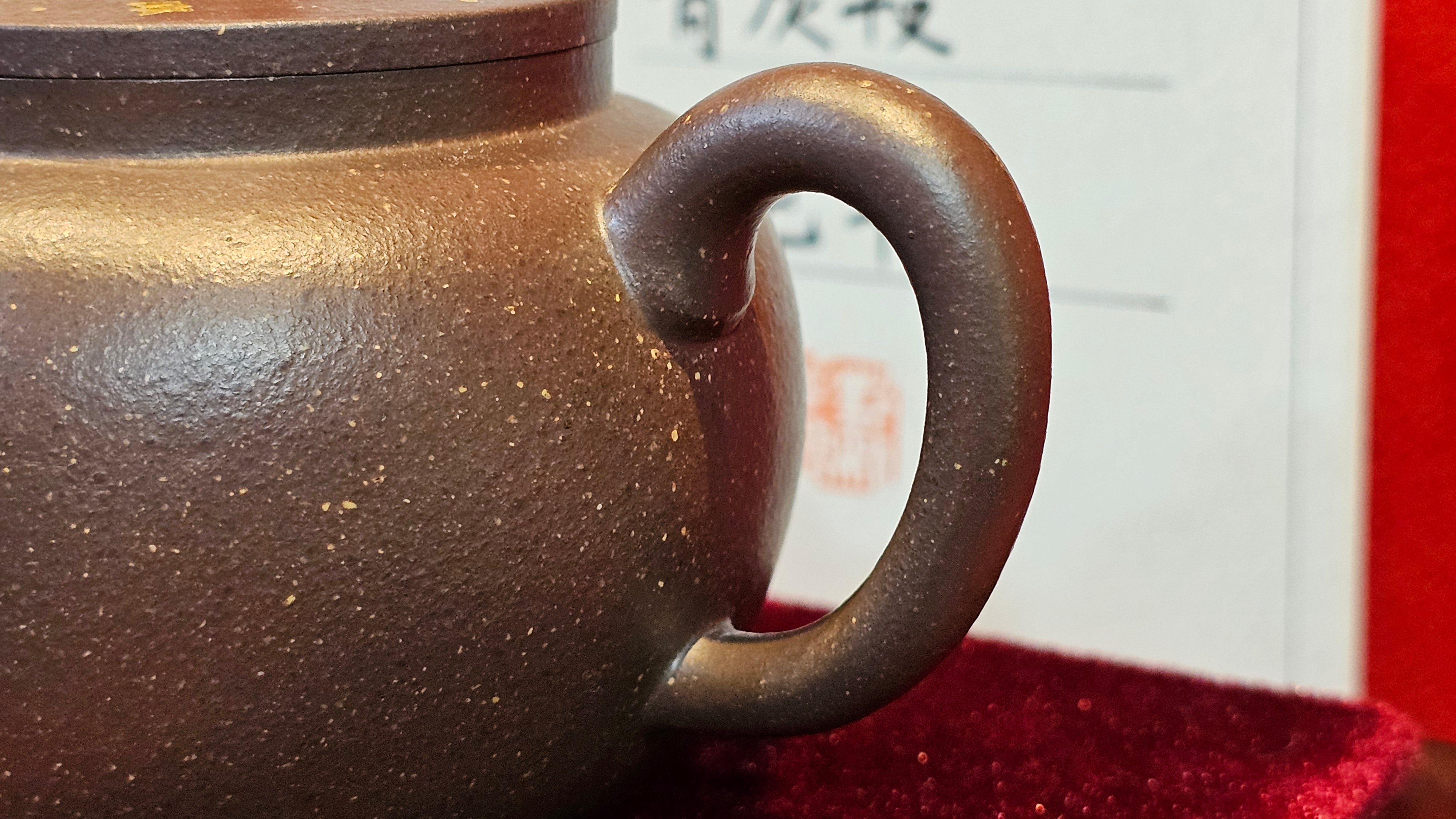 《聚富平盖莲子》"Ju Fu ~Gathering of Wealth~ Ping Gai Lian Zi"!, 描金与撒金工艺 Dual Gold Appliqué, 233.3ml, Qing Hui Duan Ni 青灰段泥 ~ by L3A Consummate Master Artist Li Yan Ru 李艳如 ~!Congratulations to Mr R.L.! 0857hrs 16th Sept 2025, Flintridge! CA.