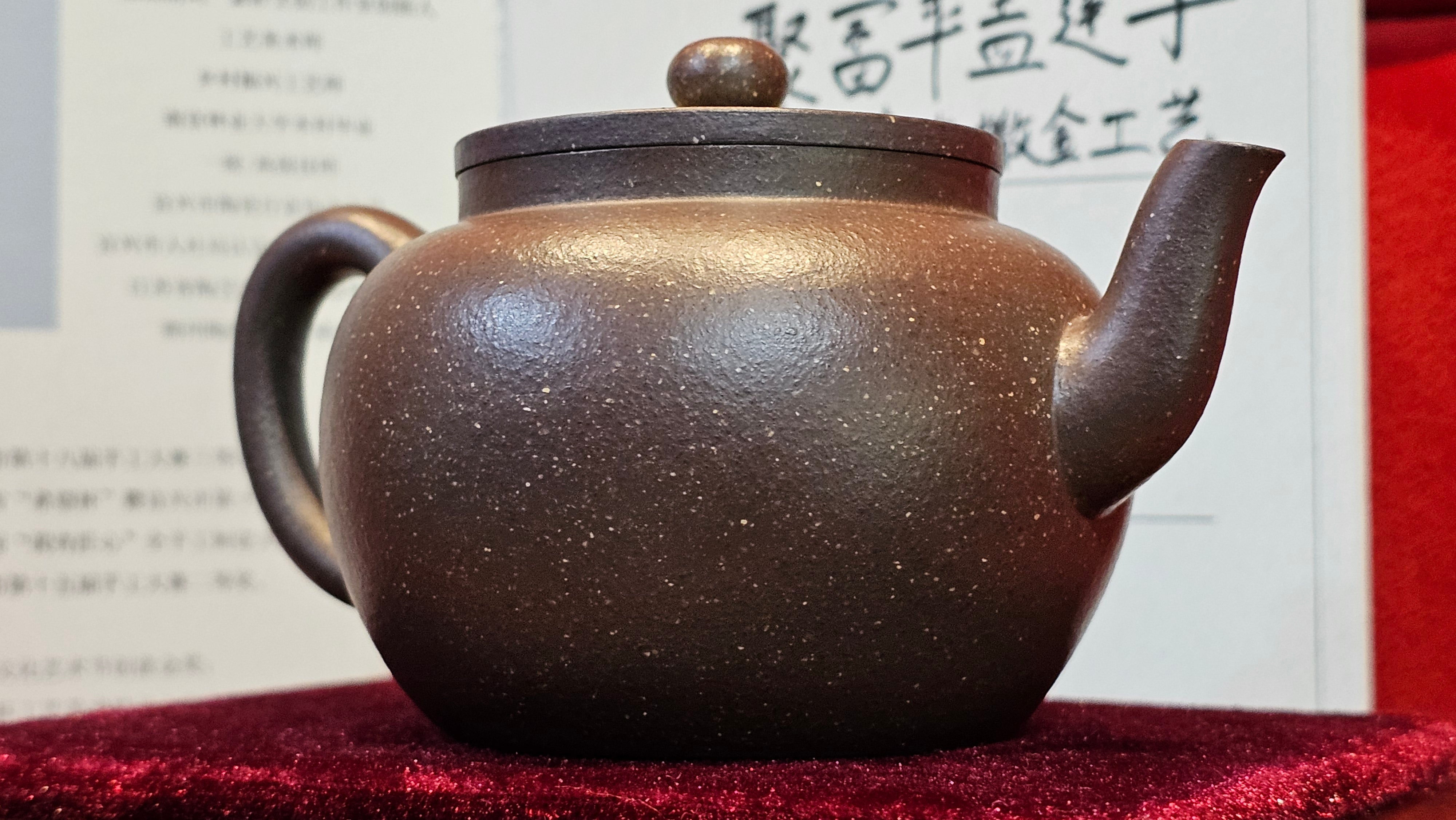 《聚富平盖莲子》"Ju Fu ~Gathering of Wealth~ Ping Gai Lian Zi"!, 描金与撒金工艺 Dual Gold Appliqué, 233.3ml, Qing Hui Duan Ni 青灰段泥 ~ by L3A Consummate Master Artist Li Yan Ru 李艳如 ~!Congratulations to Mr R.L.! 0857hrs 16th Sept 2025, Flintridge! CA.