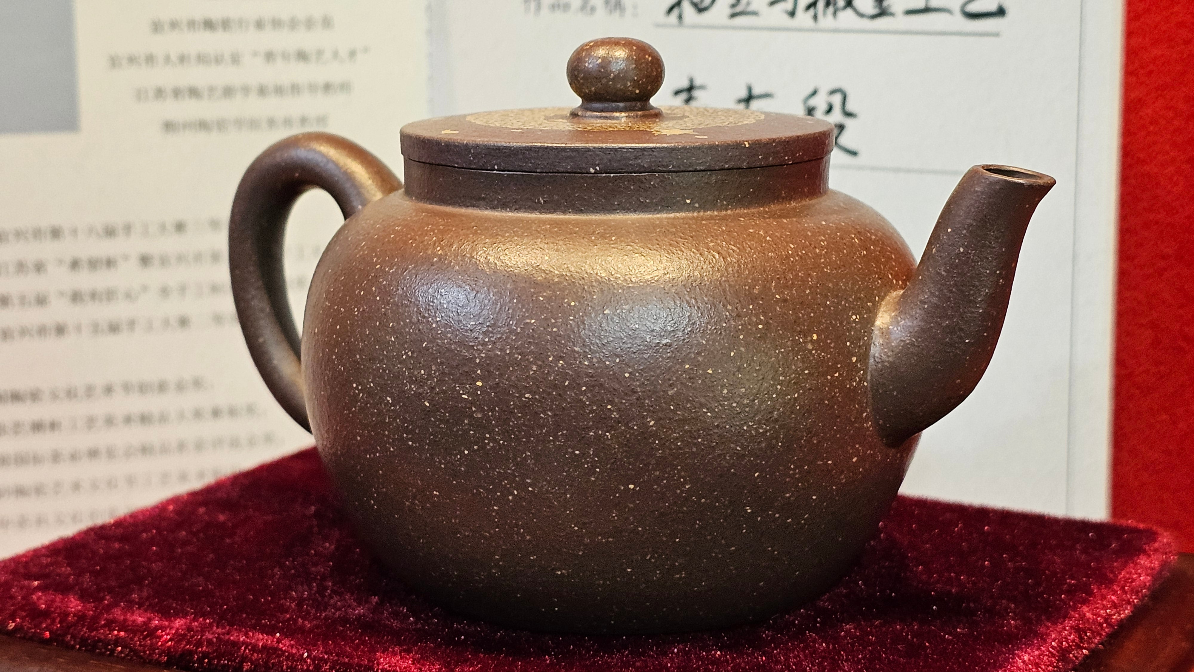 《聚富平盖莲子》"Ju Fu ~Gathering of Wealth~ Ping Gai Lian Zi"!, 描金与撒金工艺 Dual Gold Appliqué, 233.3ml, Qing Hui Duan Ni 青灰段泥 ~ by L3A Consummate Master Artist Li Yan Ru 李艳如 ~!Congratulations to Mr R.L.! 0857hrs 16th Sept 2025, Flintridge! CA.