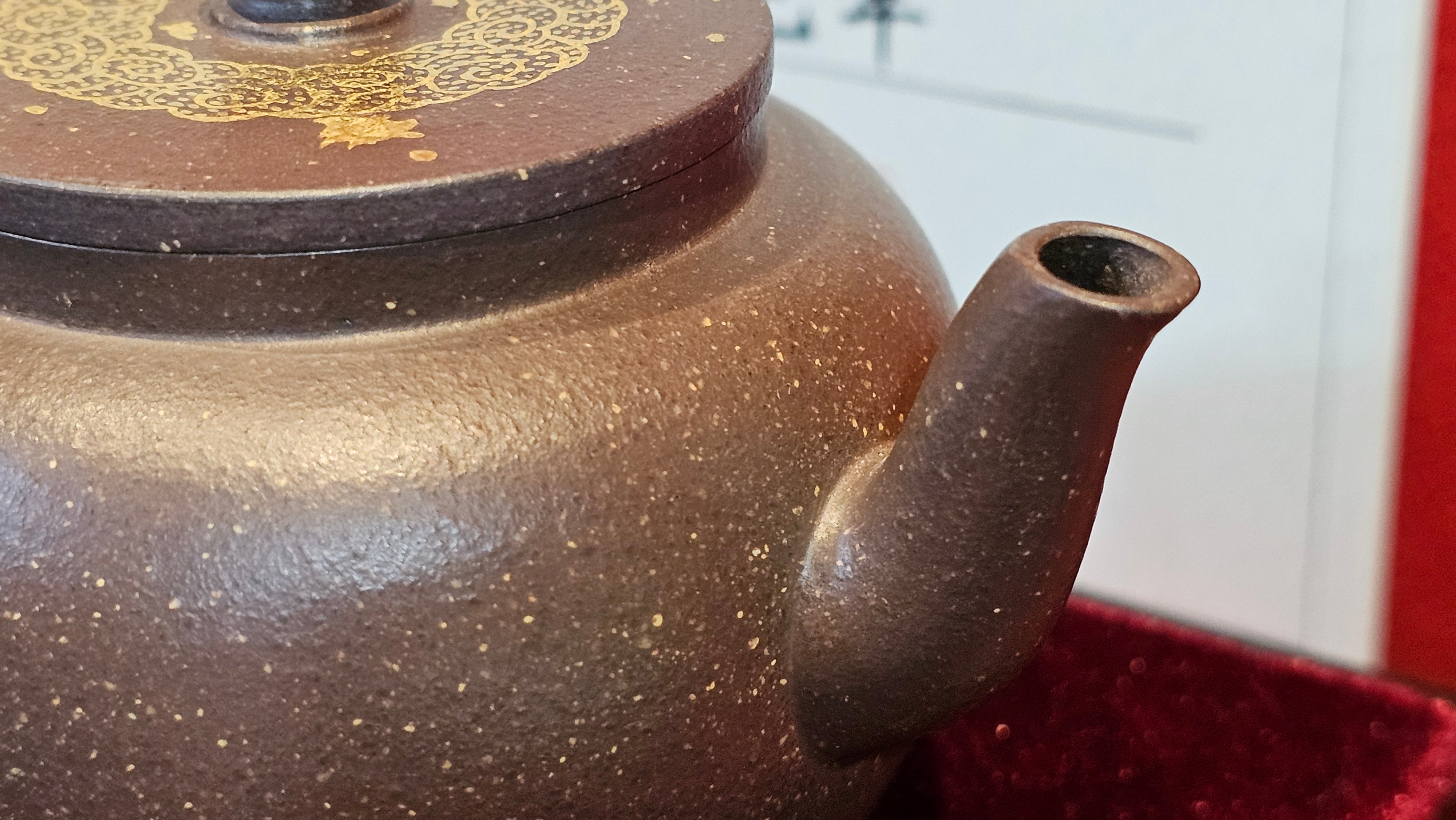 《聚富平盖莲子》"Ju Fu ~Gathering of Wealth~ Ping Gai Lian Zi"!, 描金与撒金工艺 Dual Gold Appliqué, 233.3ml, Qing Hui Duan Ni 青灰段泥 ~ by L3A Consummate Master Artist Li Yan Ru 李艳如 ~!Congratulations to Mr R.L.! 0857hrs 16th Sept 2025, Flintridge! CA.