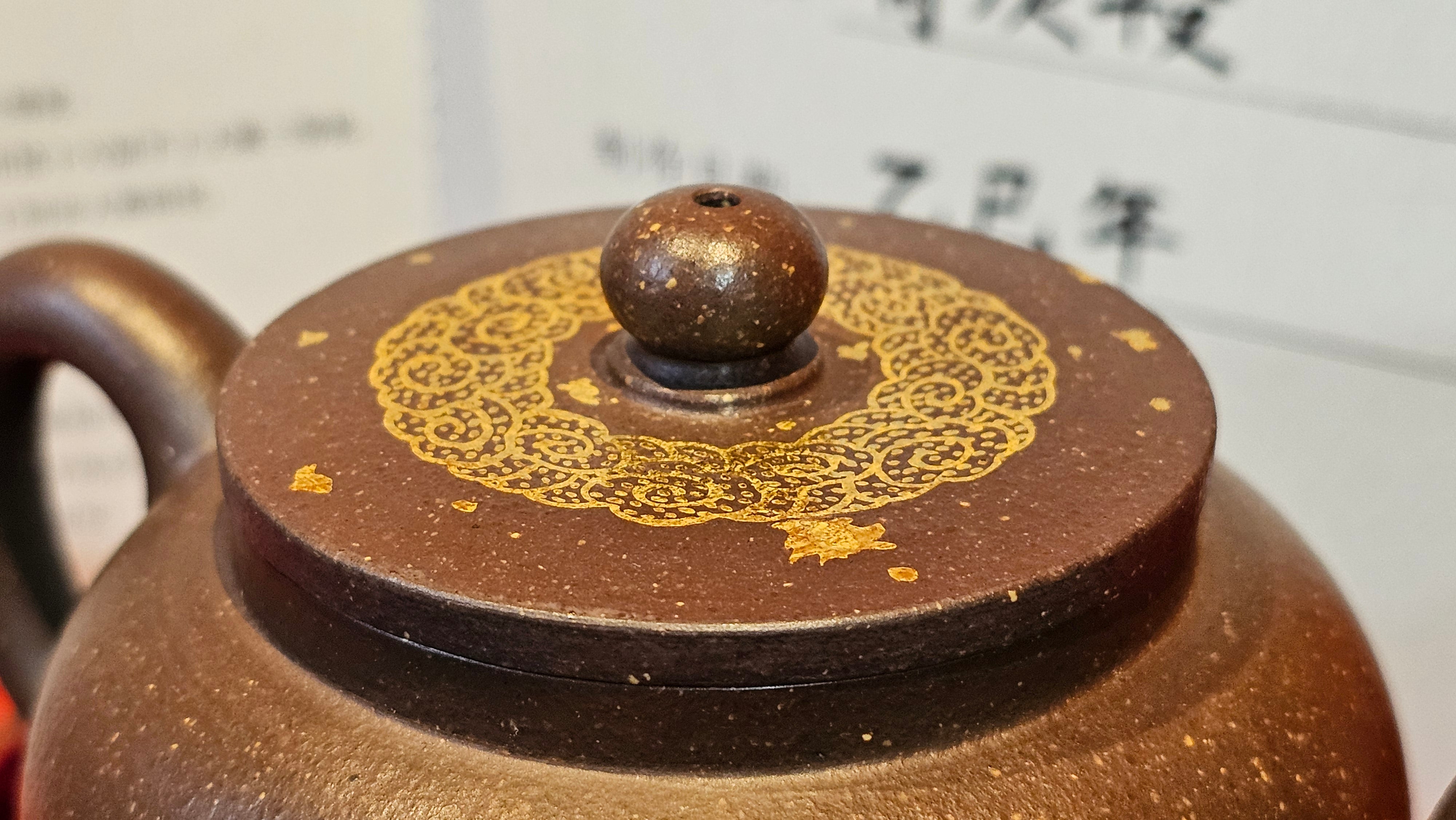 《聚富平盖莲子》"Ju Fu ~Gathering of Wealth~ Ping Gai Lian Zi"!, 描金与撒金工艺 Dual Gold Appliqué, 233.3ml, Qing Hui Duan Ni 青灰段泥 ~ by L3A Consummate Master Artist Li Yan Ru 李艳如 ~!Congratulations to Mr R.L.! 0857hrs 16th Sept 2025, Flintridge! CA.