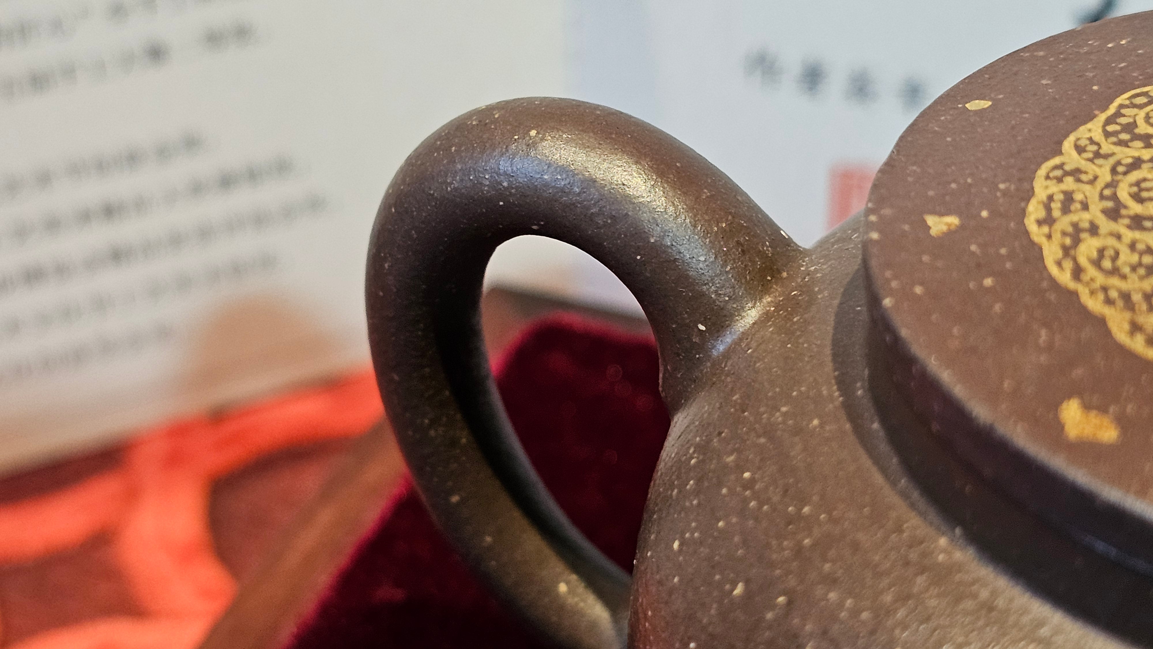 《聚富平盖莲子》"Ju Fu ~Gathering of Wealth~ Ping Gai Lian Zi"!, 描金与撒金工艺 Dual Gold Appliqué, 233.3ml, Qing Hui Duan Ni 青灰段泥 ~ by L3A Consummate Master Artist Li Yan Ru 李艳如 ~!Congratulations to Mr R.L.! 0857hrs 16th Sept 2025, Flintridge! CA.