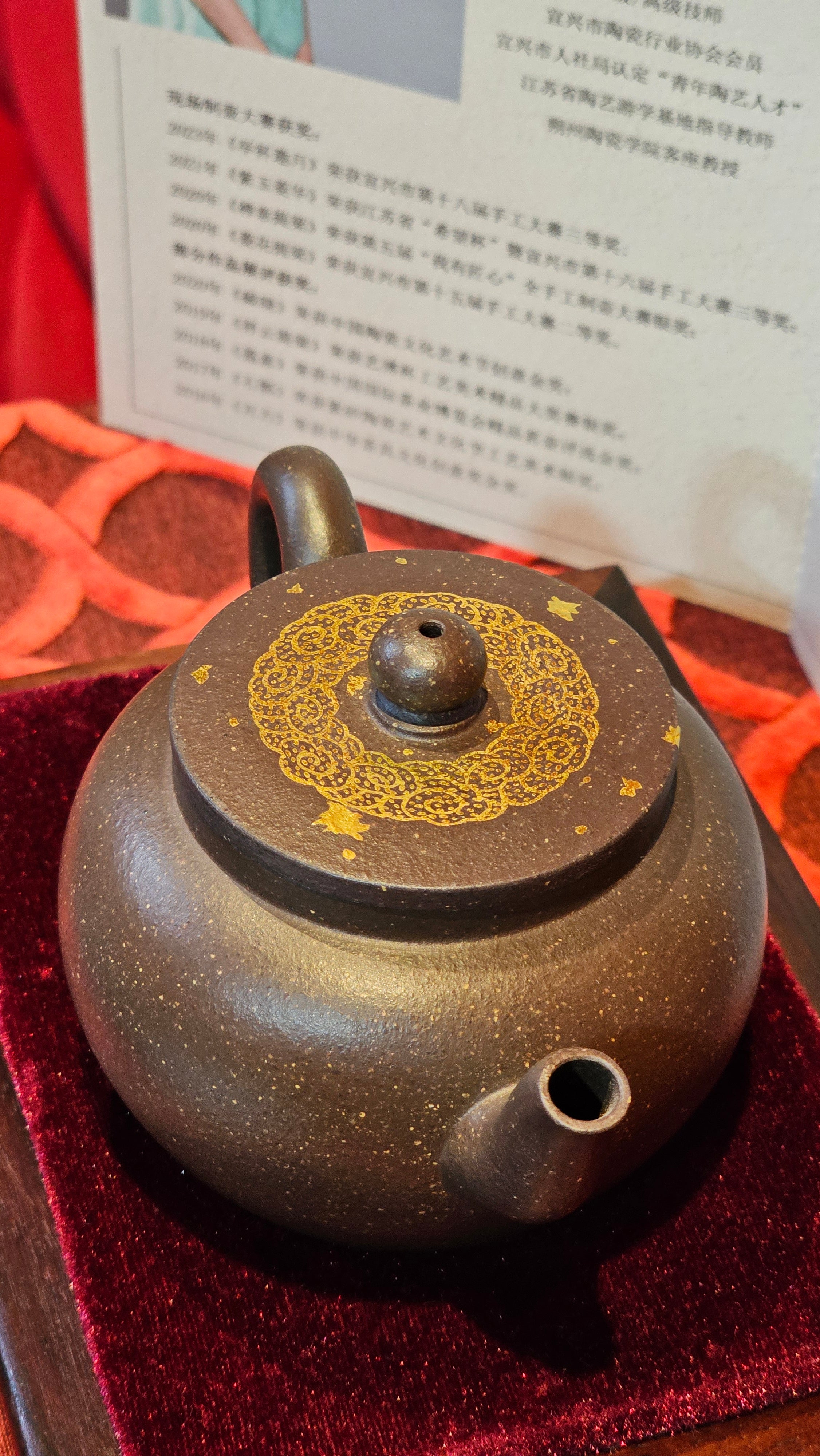 《聚富平盖莲子》"Ju Fu ~Gathering of Wealth~ Ping Gai Lian Zi"!, 描金与撒金工艺 Dual Gold Appliqué, 233.3ml, Qing Hui Duan Ni 青灰段泥 ~ by L3A Consummate Master Artist Li Yan Ru 李艳如 ~!Congratulations to Mr R.L.! 0857hrs 16th Sept 2025, Flintridge! CA.