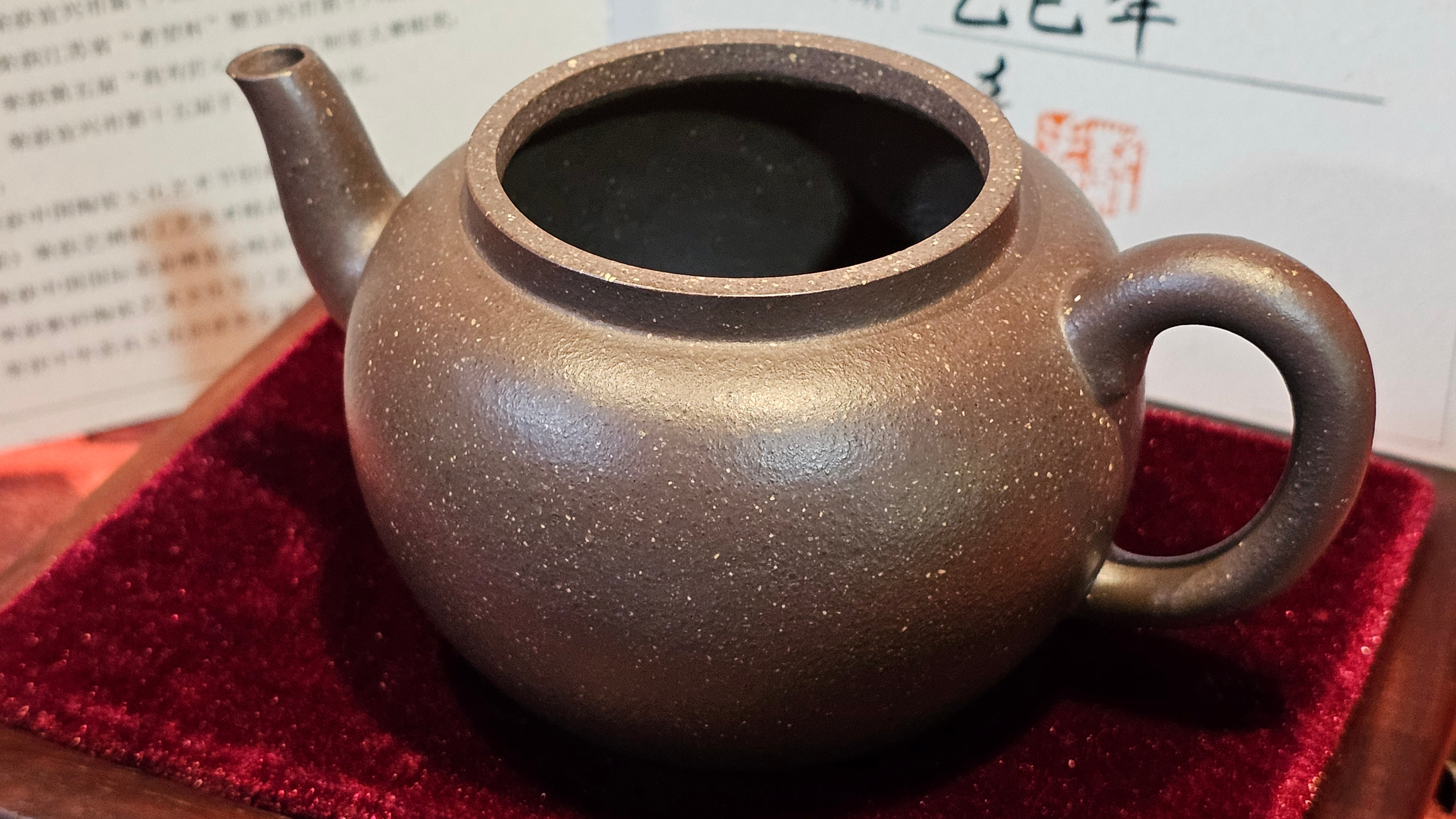 《聚富平盖莲子》"Ju Fu ~Gathering of Wealth~ Ping Gai Lian Zi"!, 描金与撒金工艺 Dual Gold Appliqué, 233.3ml, Qing Hui Duan Ni 青灰段泥 ~ by L3A Consummate Master Artist Li Yan Ru 李艳如 ~!Congratulations to Mr R.L.! 0857hrs 16th Sept 2025, Flintridge! CA.