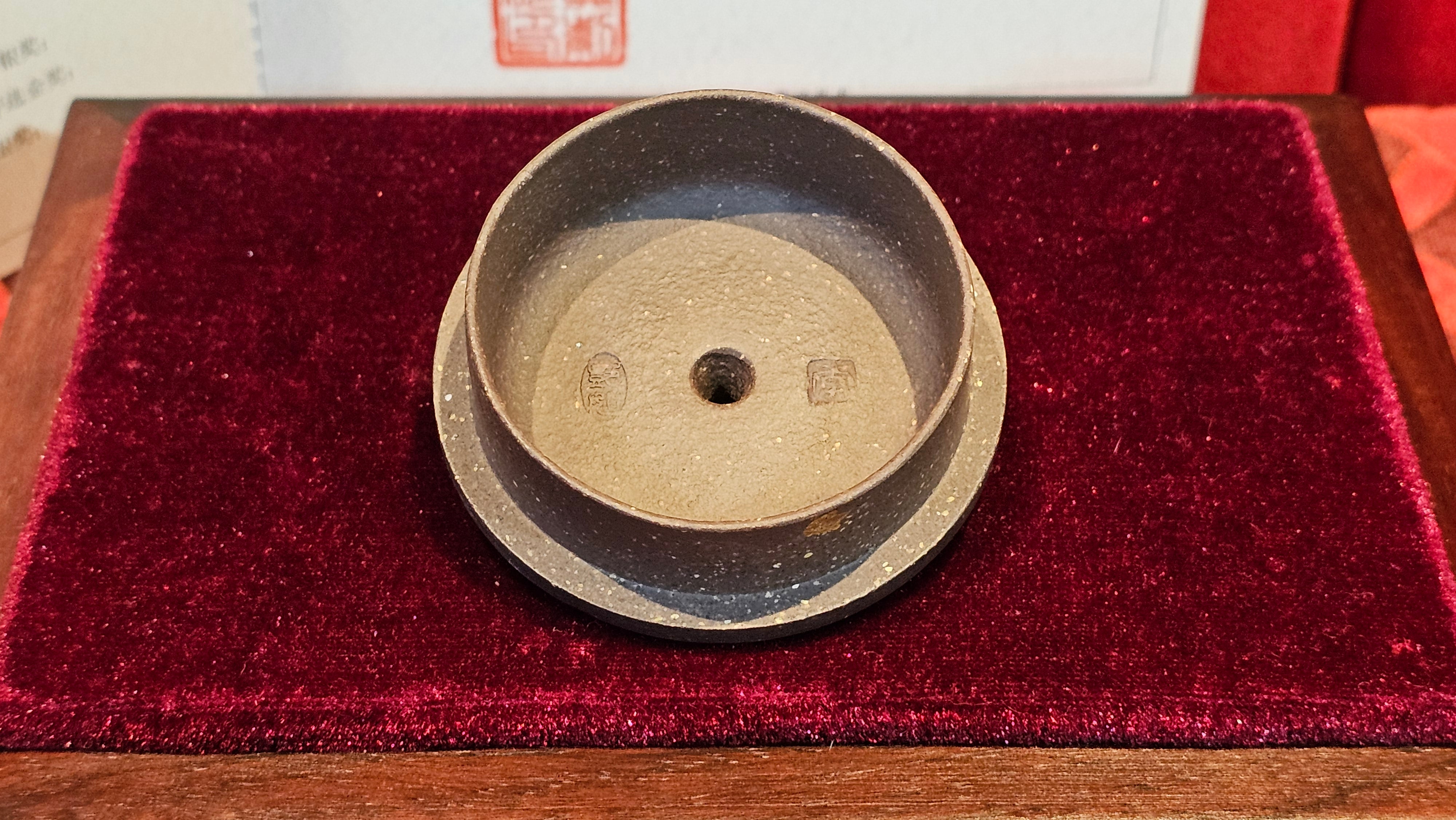 《聚富平盖莲子》"Ju Fu ~Gathering of Wealth~ Ping Gai Lian Zi"!, 描金与撒金工艺 Dual Gold Appliqué, 233.3ml, Qing Hui Duan Ni 青灰段泥 ~ by L3A Consummate Master Artist Li Yan Ru 李艳如 ~!Congratulations to Mr R.L.! 0857hrs 16th Sept 2025, Flintridge! CA.