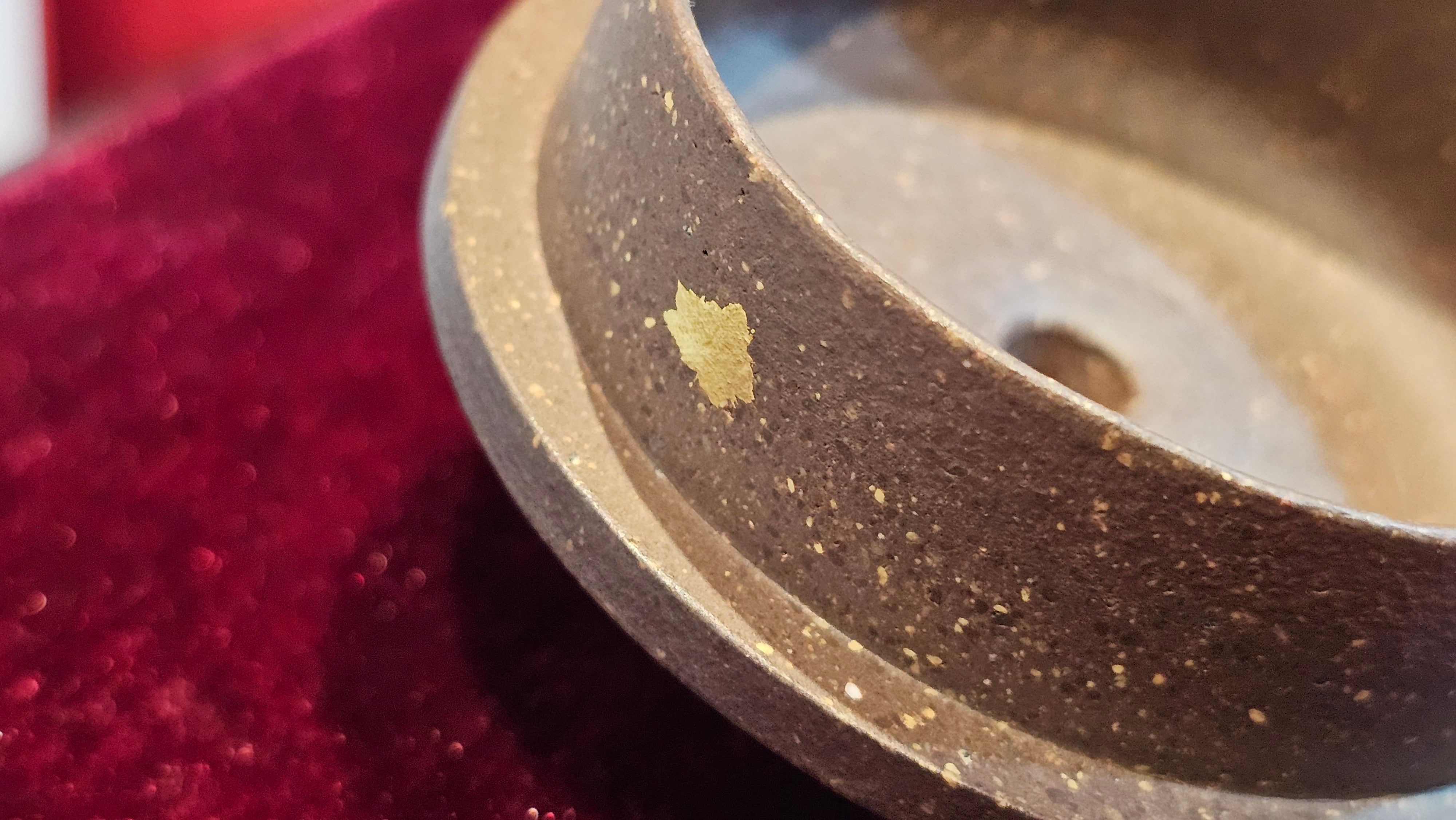 《聚富平盖莲子》"Ju Fu ~Gathering of Wealth~ Ping Gai Lian Zi"!, 描金与撒金工艺 Dual Gold Appliqué, 233.3ml, Qing Hui Duan Ni 青灰段泥 ~ by L3A Consummate Master Artist Li Yan Ru 李艳如 ~!Congratulations to Mr R.L.! 0857hrs 16th Sept 2025, Flintridge! CA.